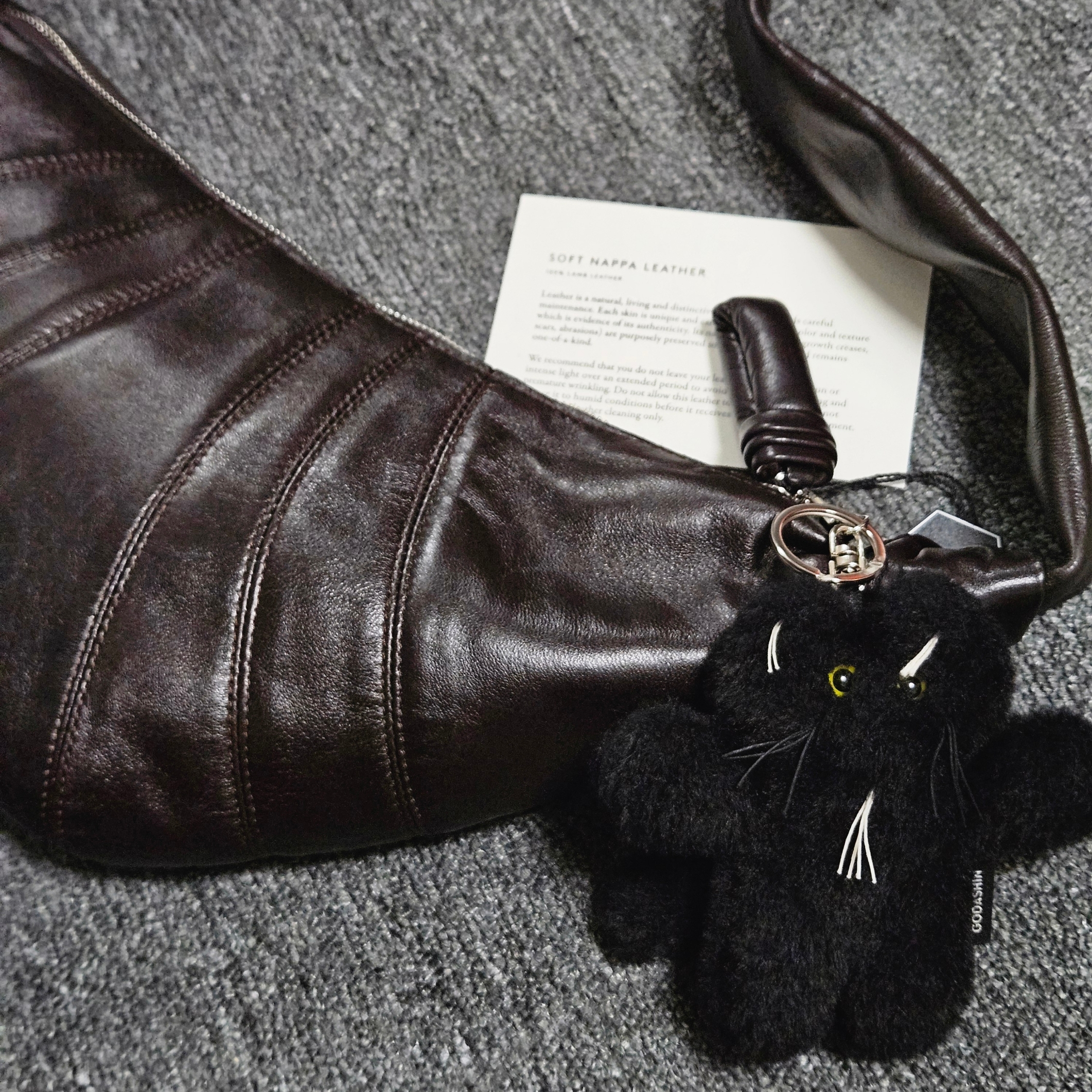 Lemaire Small Croissant Bag Soft Nappa Leather Dark Chocolate, Godashin Cats Keyring Black 착용 스타일