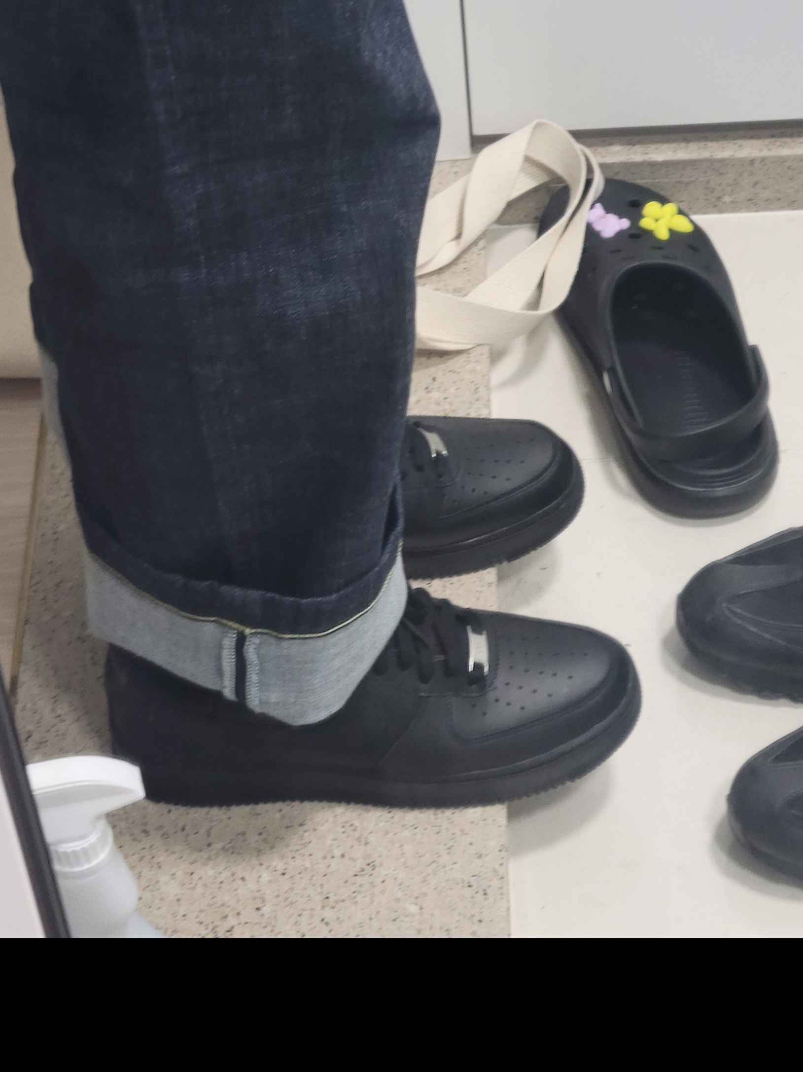 Nike Air Force 1 '07 Low Triple Black 착용 스타일 - 2