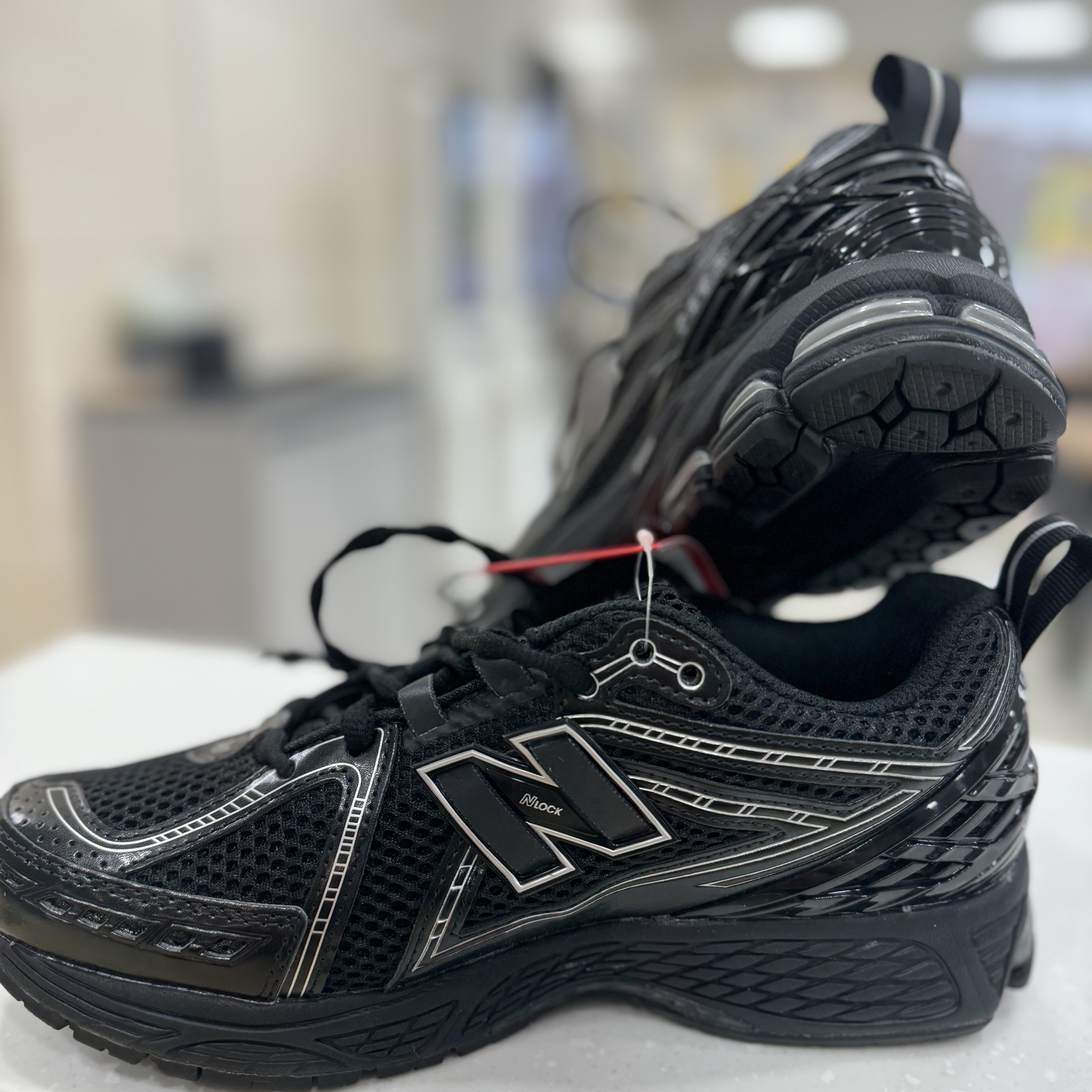 New Balance 1906R Black Silver Metallic 착용 스타일 - 1