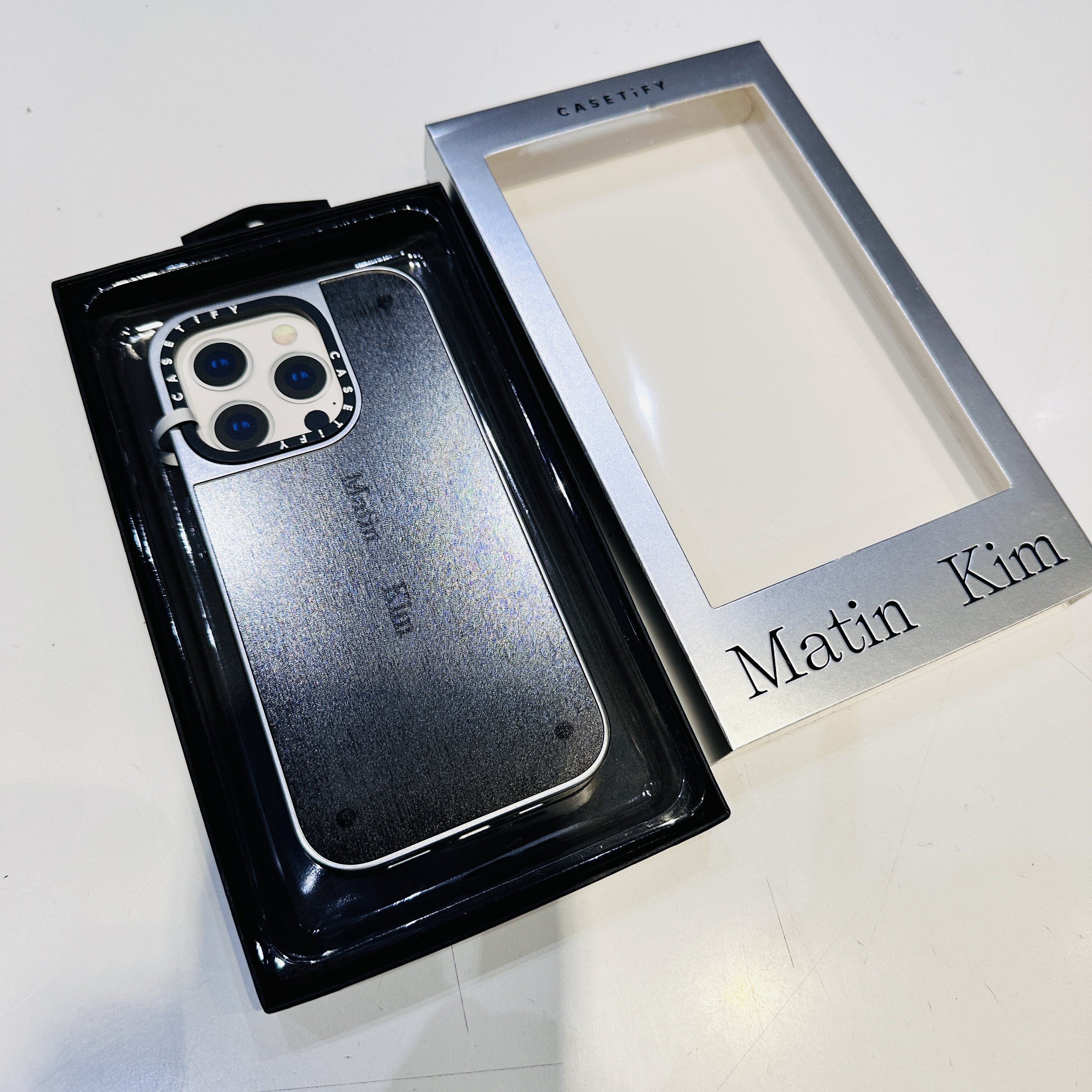 Casetify x Matin Kim iPhone Signature Magsafe Mirror Case Silver 착용 스타일 - 1