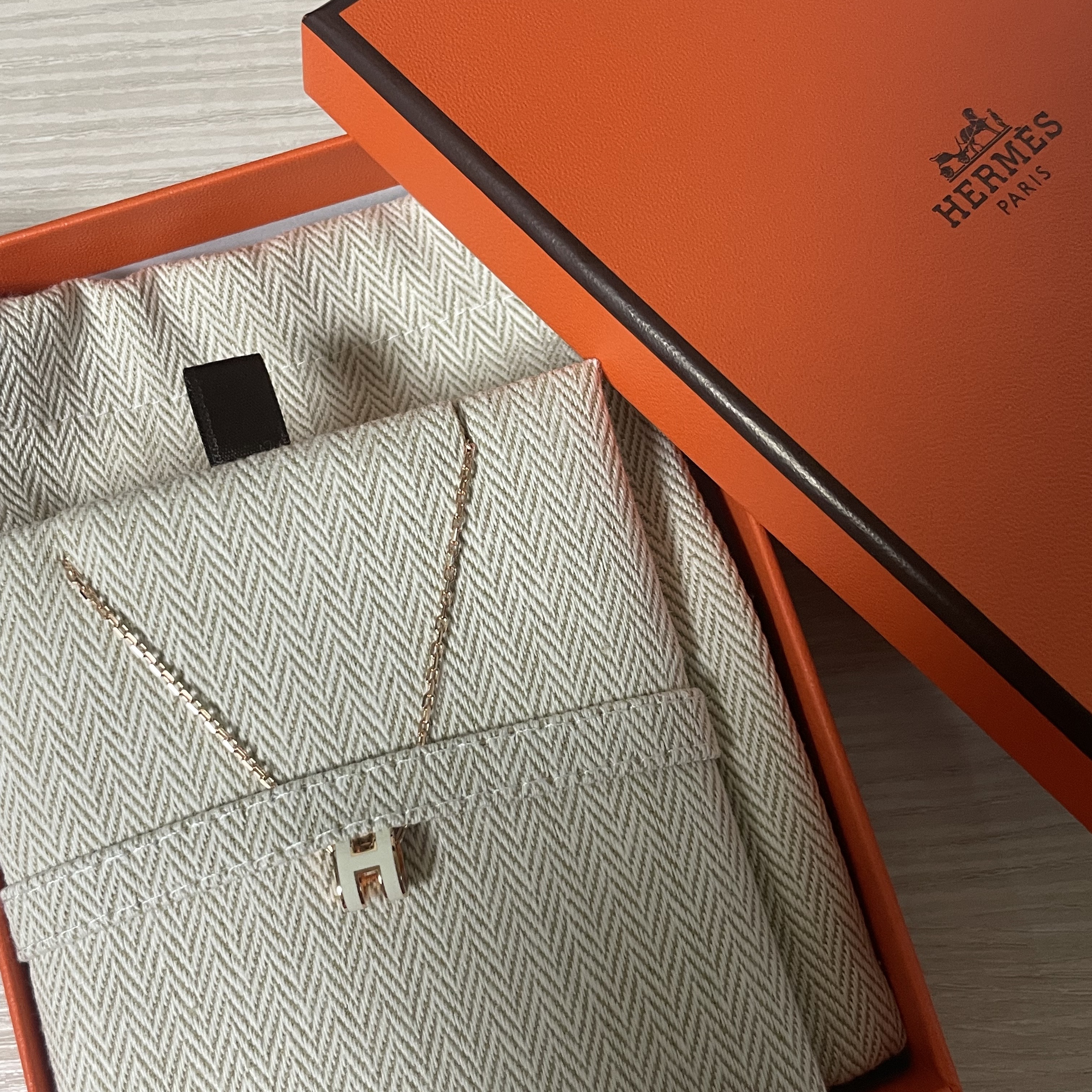 (W) Hermes Mini Pop H Pendant Rose Gold & Blanc 착용 스타일