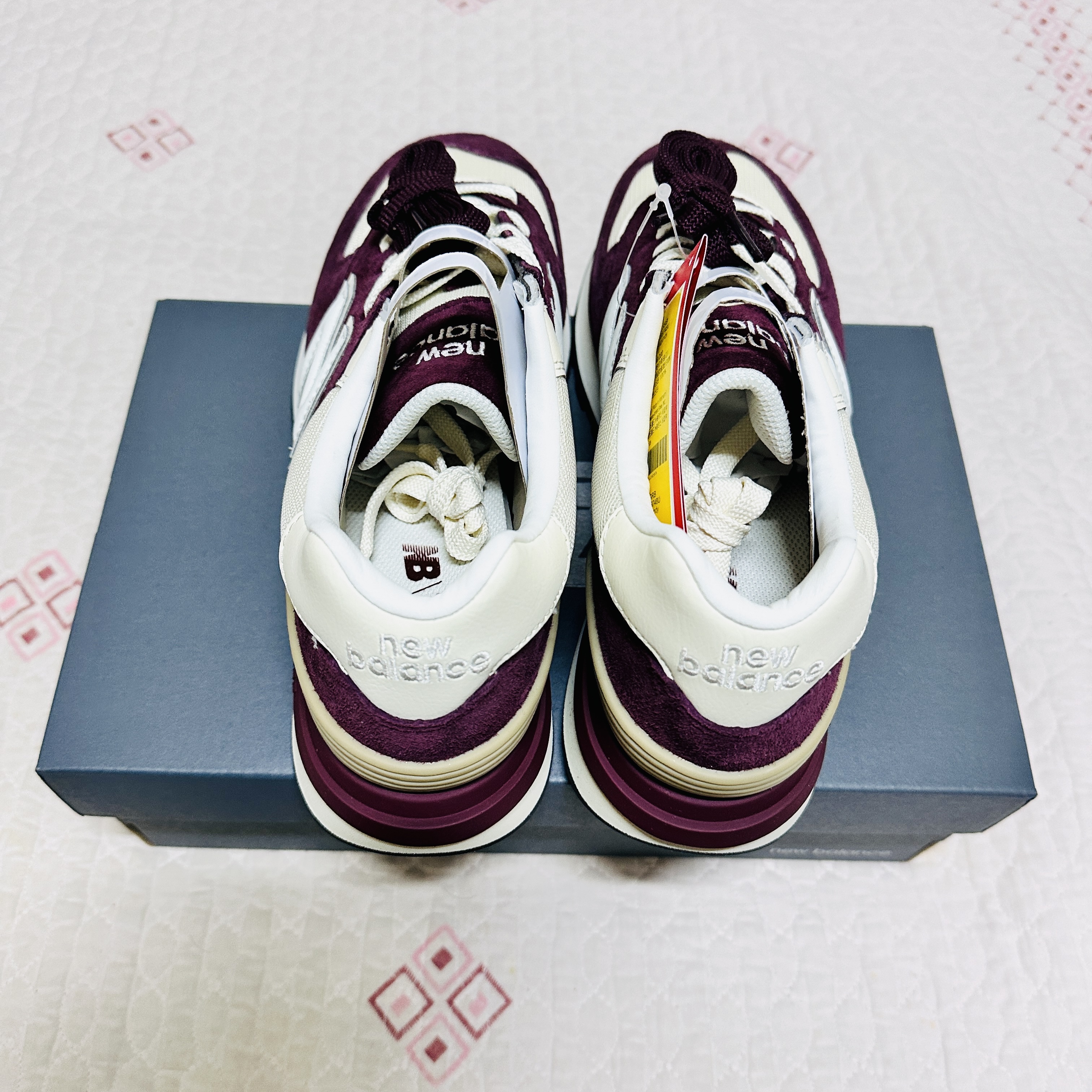 New Balance 574 Legacy Burgundy Angora 착용 스타일 - 3