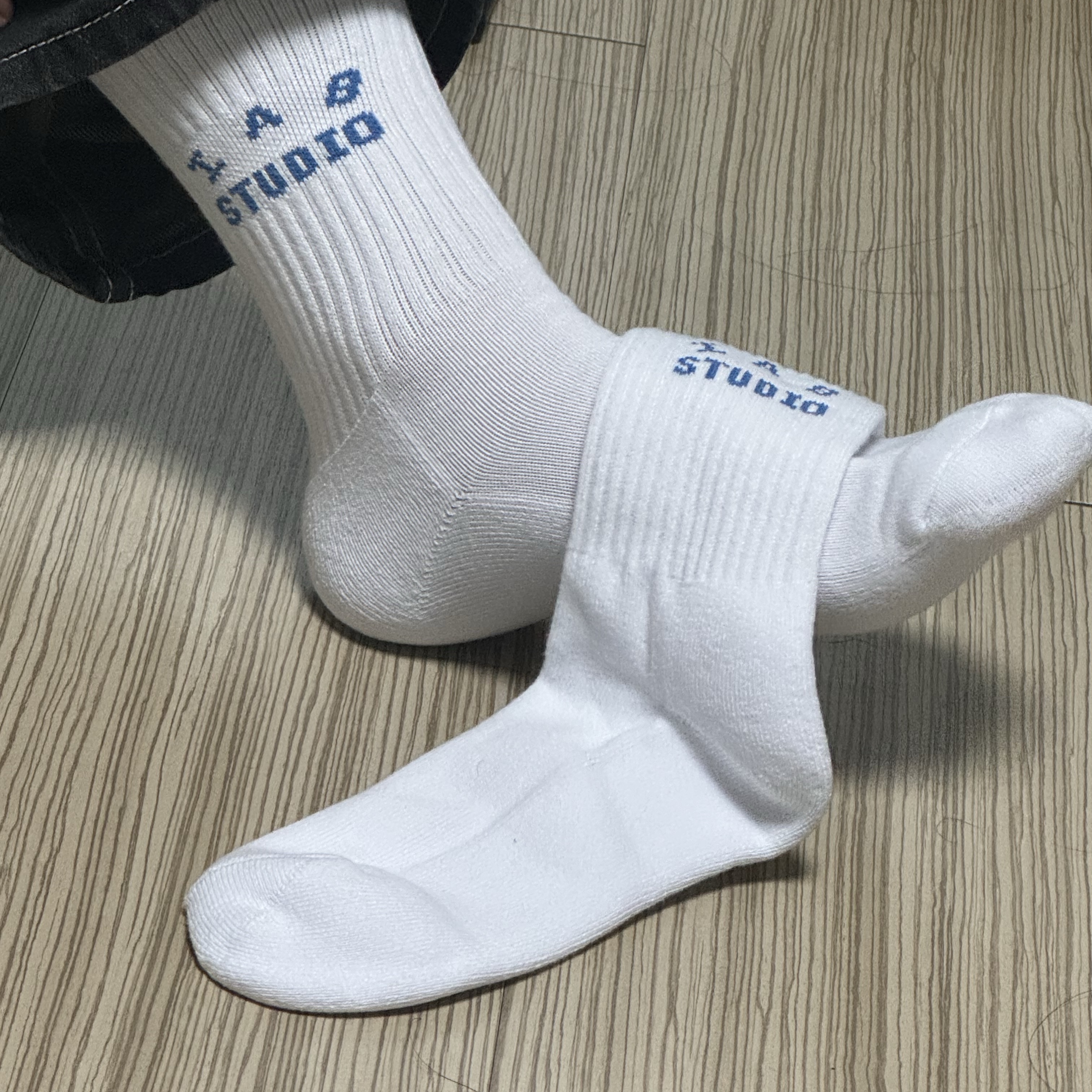 IAB Studio Socks White Set 착용 스타일