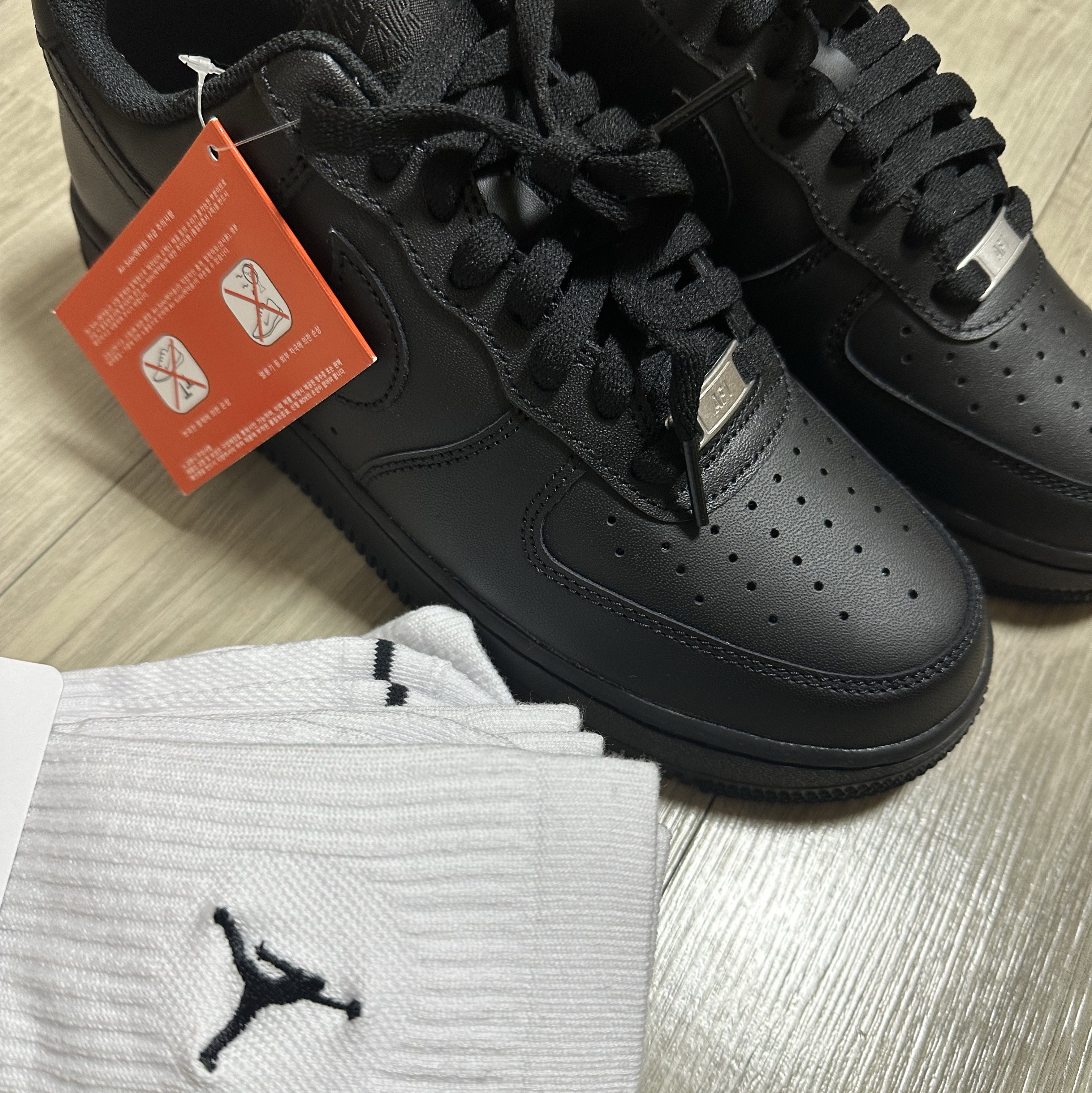 Nike Air Force 1 '07 Low Triple Black 착용 스타일 - 2