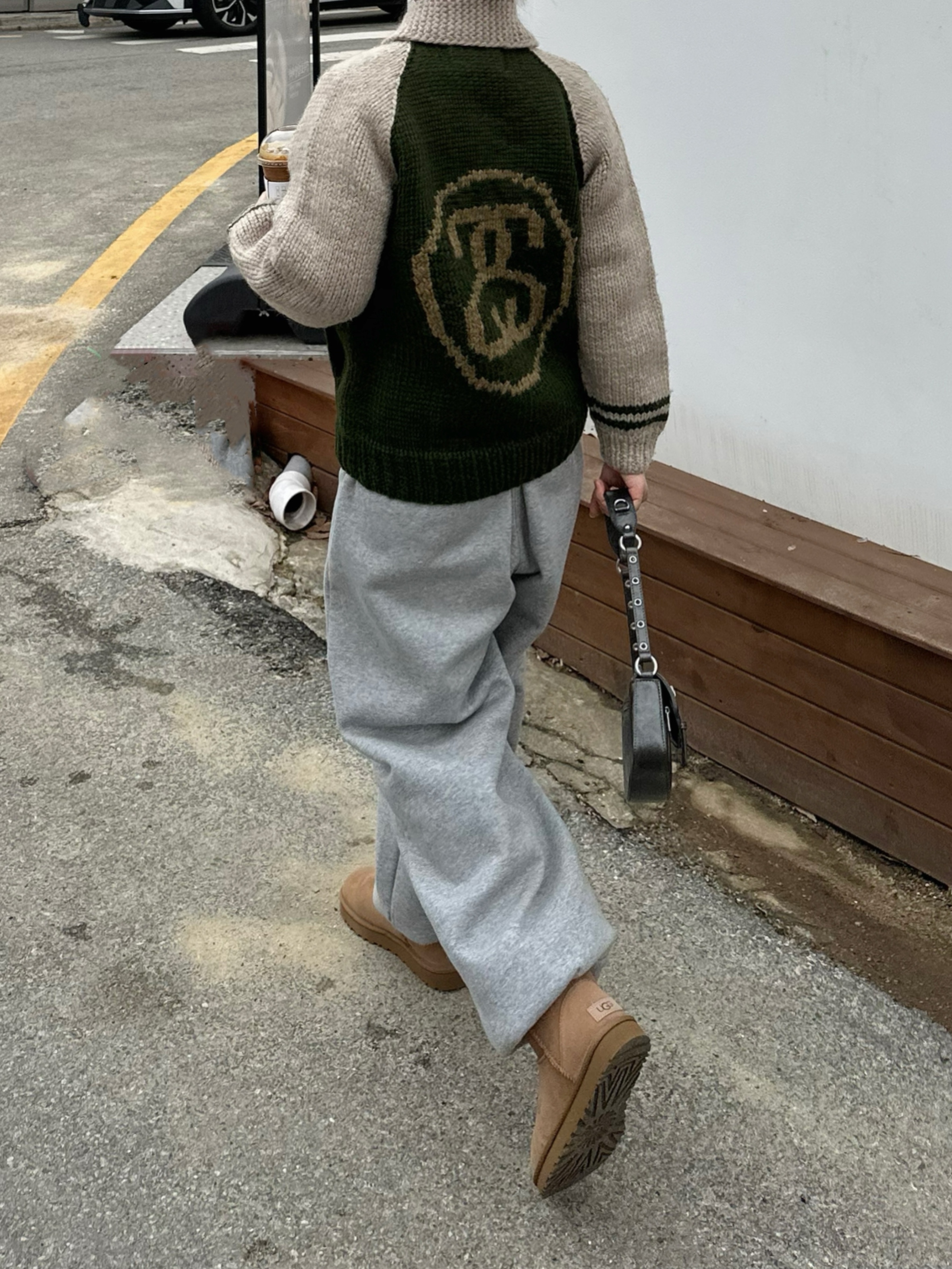 (W) UGG Classic Mini II Boots Chestnut 착용 스타일 - 1
