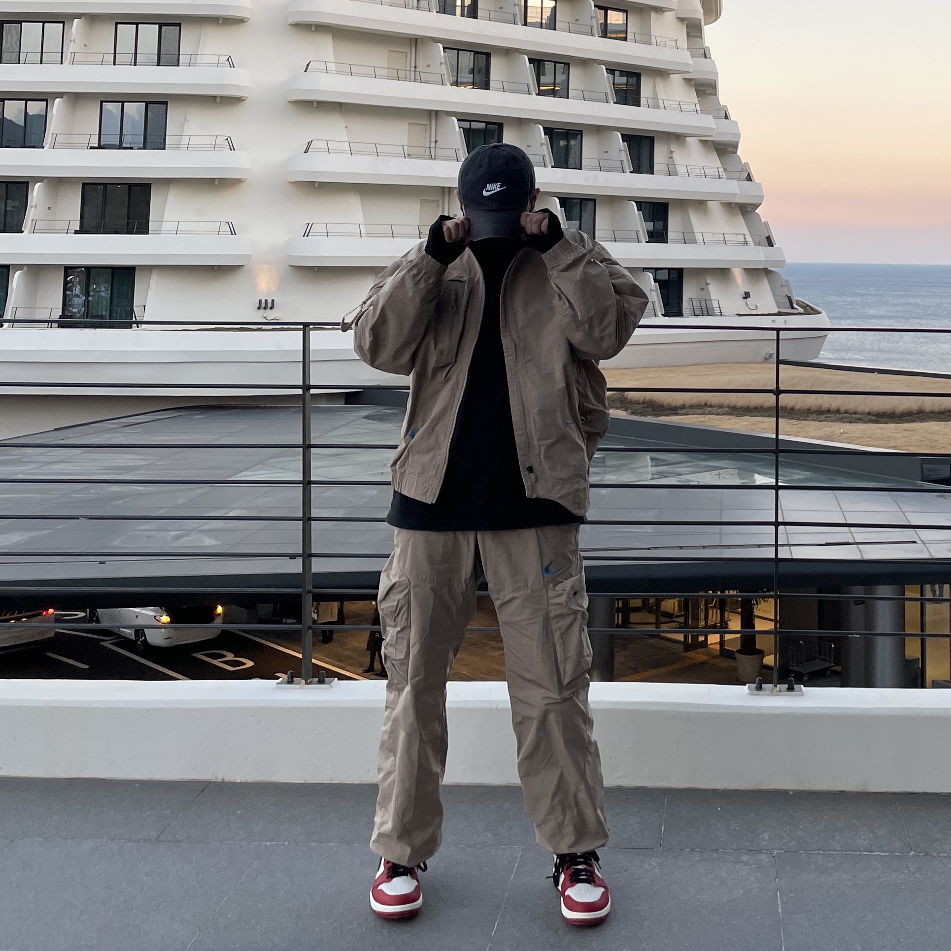 Nike x Off-White NRG Track Suit Khaki - Asia, Nike x Off-White NRG T-Shirt Black - US/EU 착용 스타일 - 1