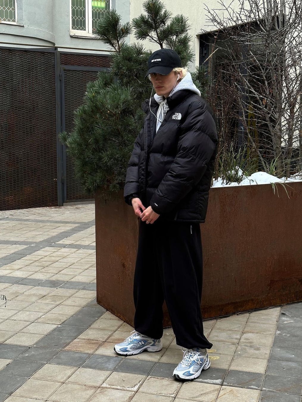 The North Face 1996 Eco Nuptse Jacket Black 착용 스타일 - 4