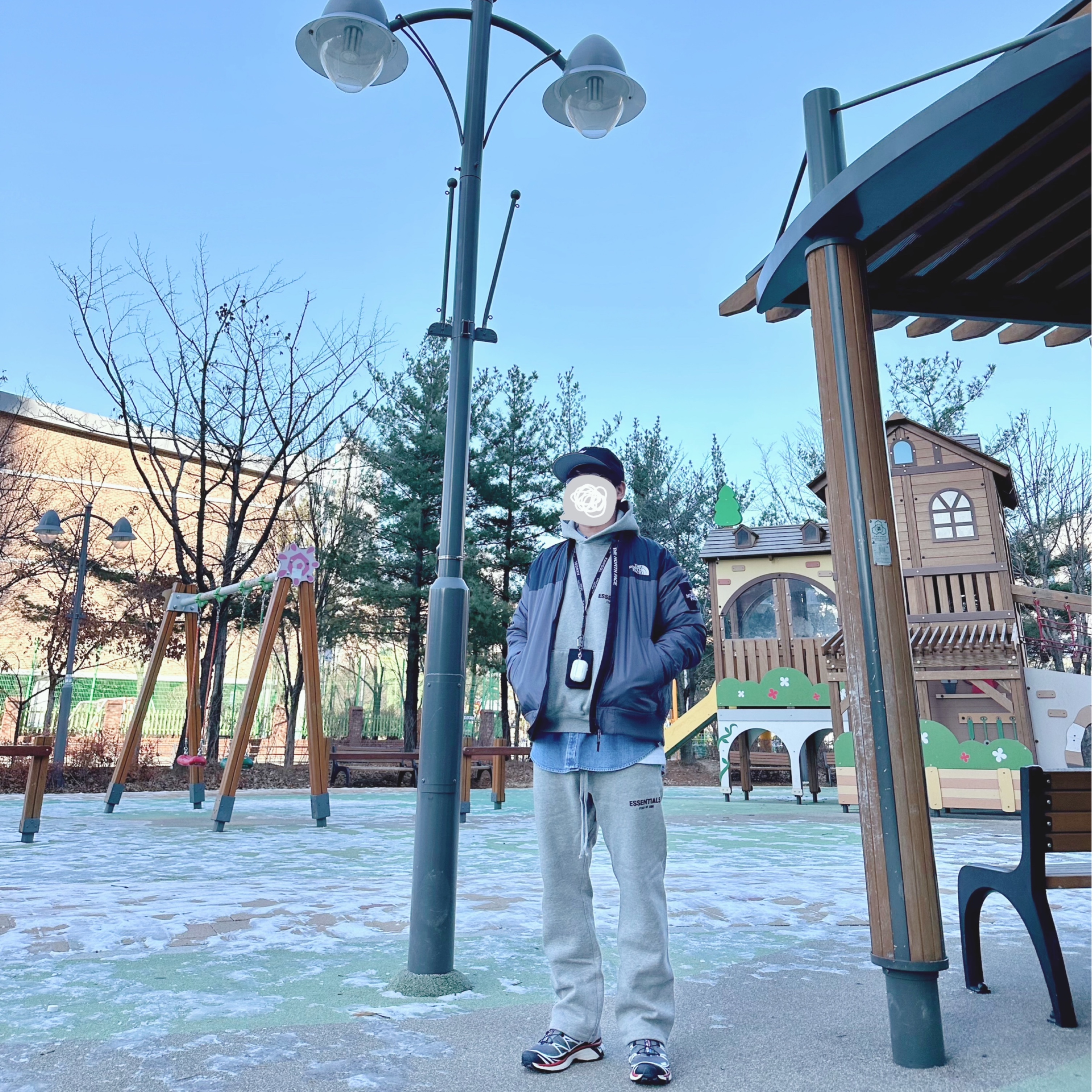 Essentials The Core Collection Hoodie Dark Oatmeal, Essentials The Core Collection Relaxed Sweatpants Dark Oatmeal 착용 스타일