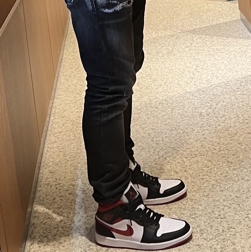 Jordan 1 Mid Gym Red Black White, Diesel Tapered Krooley Joggjeans 068BD Medium Blue 착용 스타일 - 3