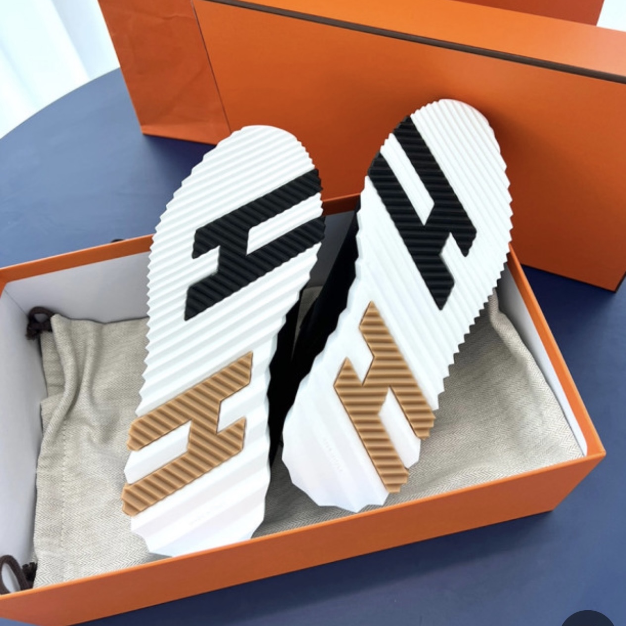 (W) Hermes Bouncing Sneakers Sport Suede Goatskin & Noir 착용 스타일 - 1