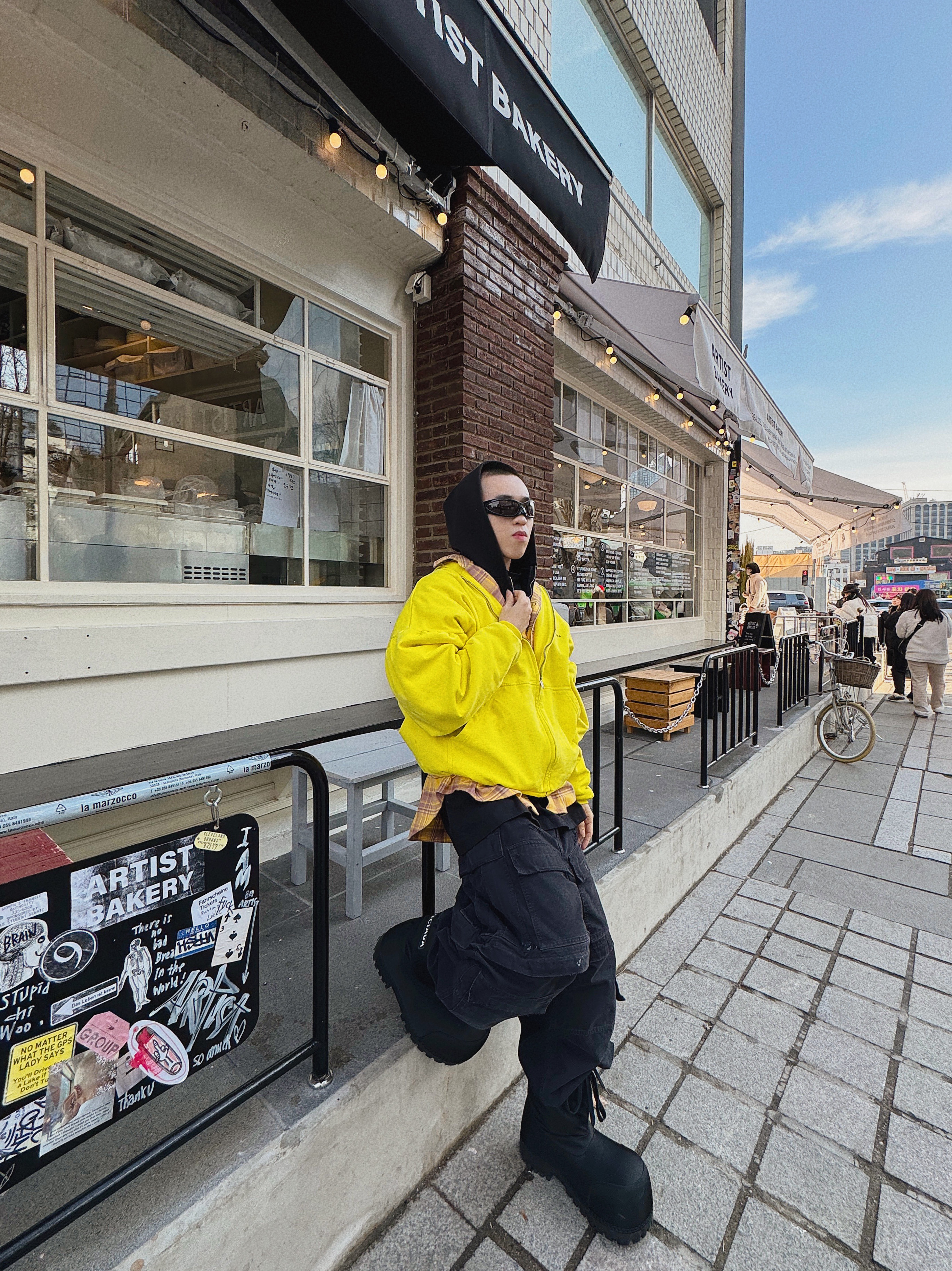 Balenciaga Unity Sports Icon Layered Hoodie Oversized in Yellow Black, Balenciaga Cargo Pants in Black 착용 스타일