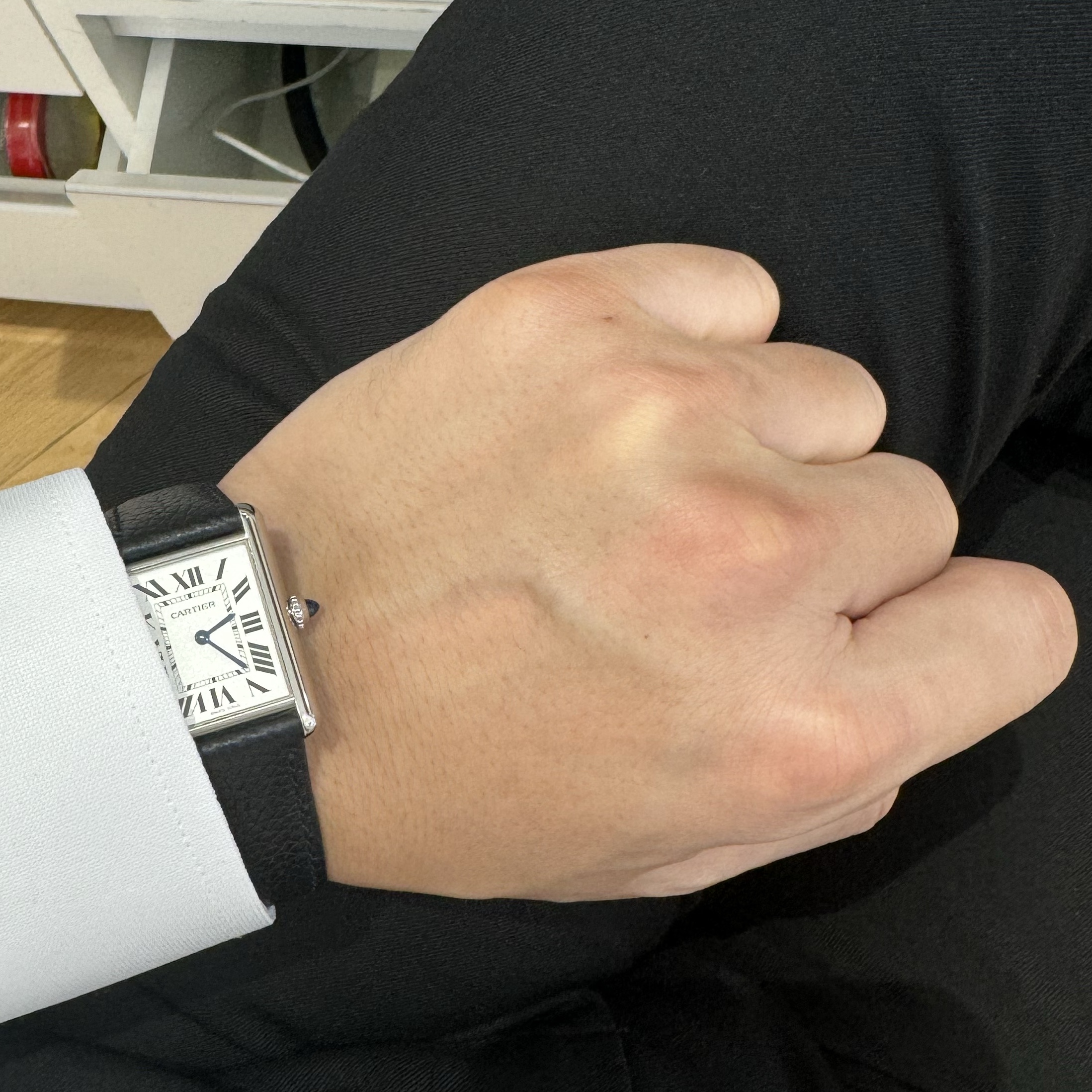 Cartier Tank Must Watch Large Quartz Steel Calfskin Black 착용 스타일 - 3