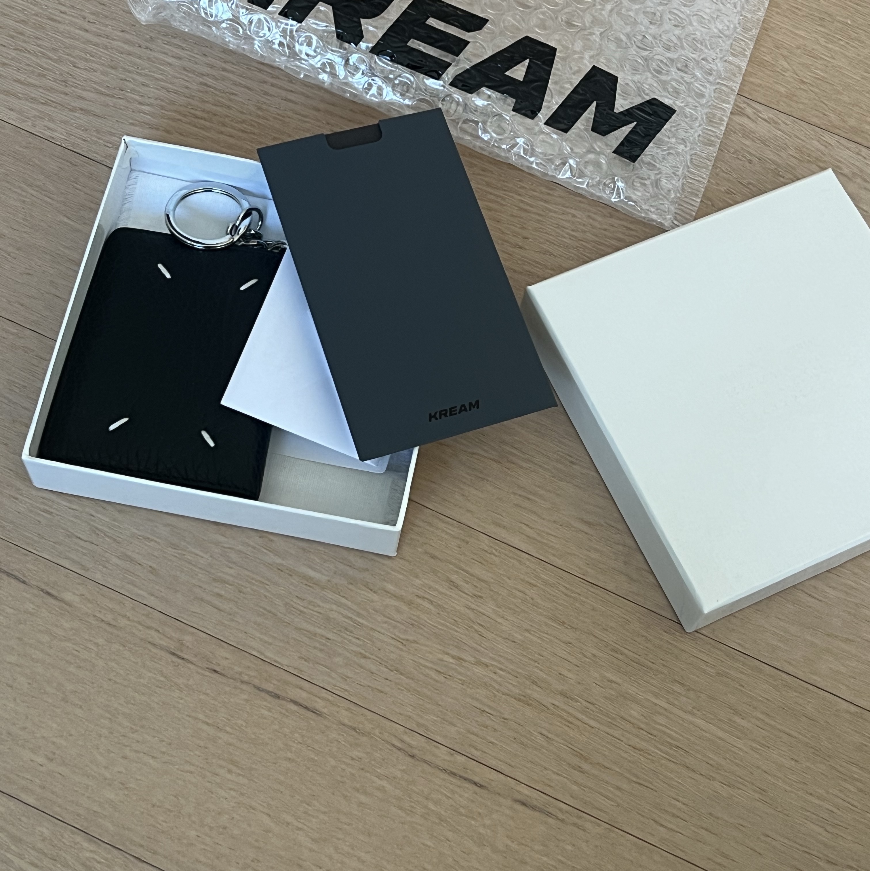 Maison Margiela Keyring Wallet Black 착용 스타일
