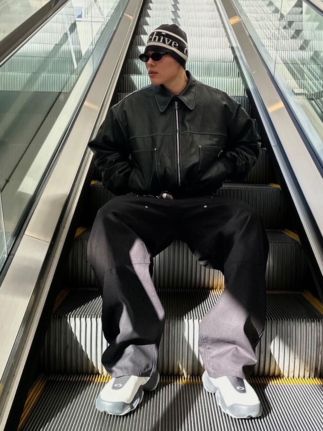 Salomon XT-6 ADV Black, Rick Owens Drkshdw Suede Vintage Sneakers Dark Dust Pearl Milk White 착용 스타일 - 4