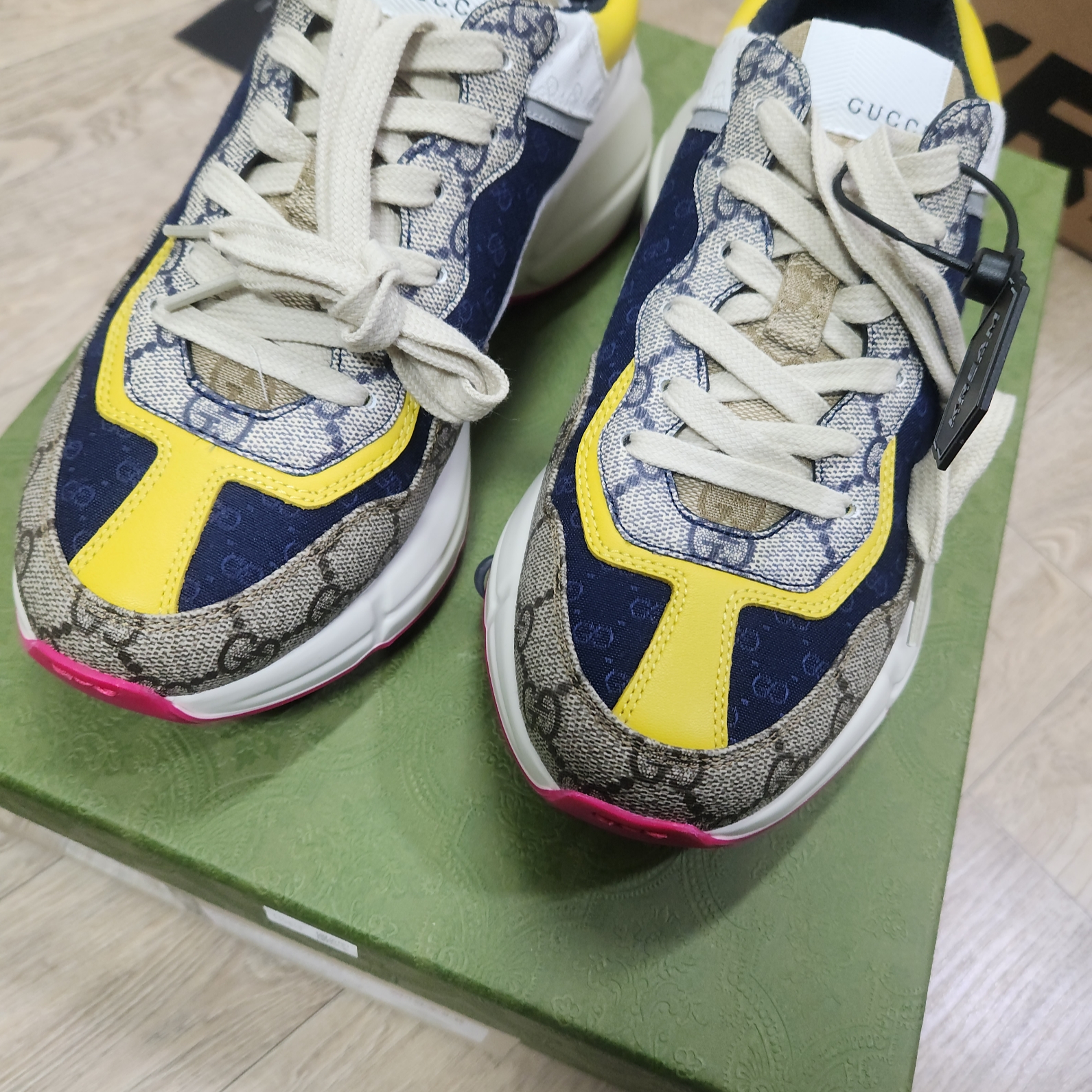 Gucci GG Rhyton Beige Sneakers Ebony Blue 착용 스타일 - 3