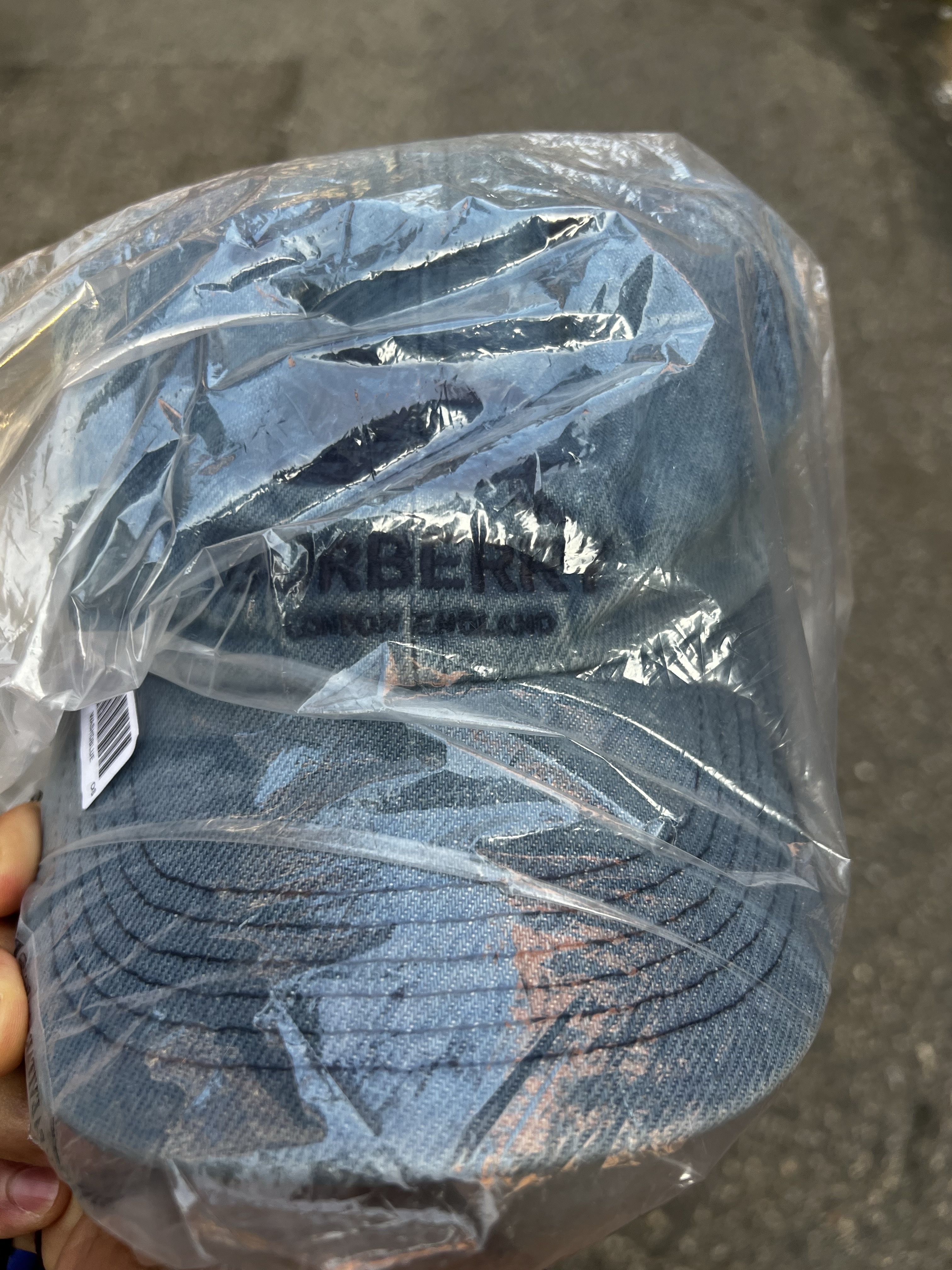 Supreme x Burberry Denim 6-Panel Washed Blue - 22SS 착용 스타일