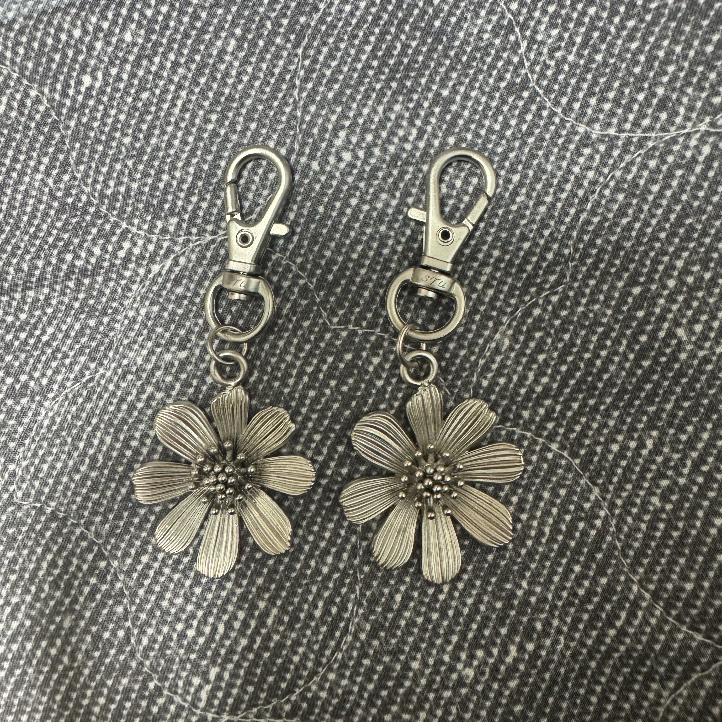 [KREAM 단독] STU Flower Metal Charm 착용 스타일
