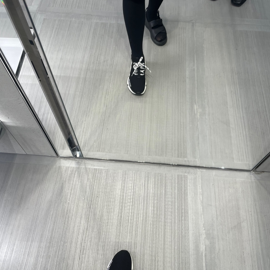 Balenciaga Speed Lace-Up Sneakers Black White 착용 스타일 - 2