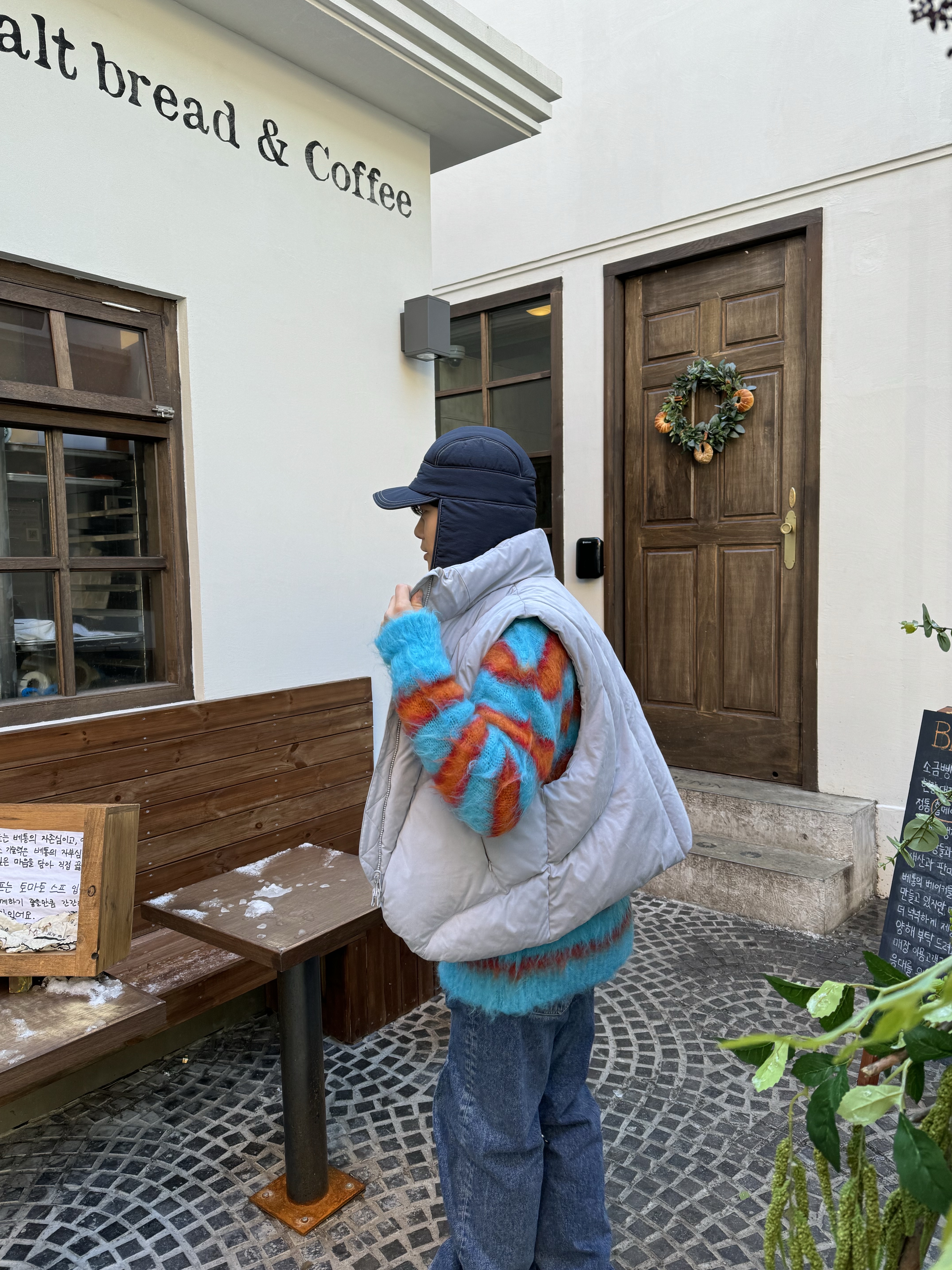 Jacquemus La Cagoule Bricciola Puffed Ear Flap Hat Navy, Y/Project Classic Wire Jeans Navy - 22FW 착용 스타일 - 5