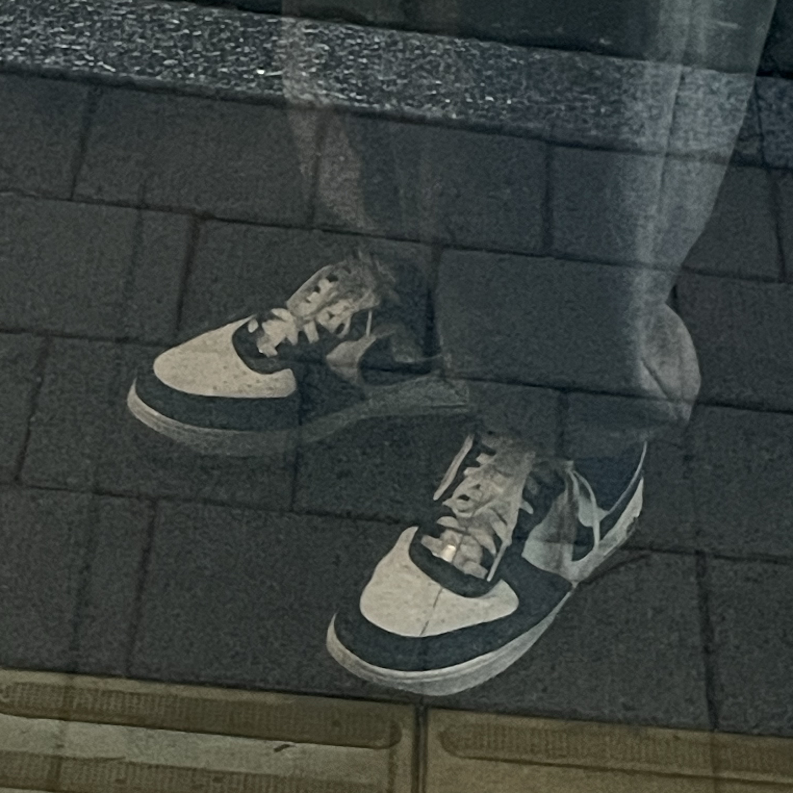 Nike Air Force 1 '07 LV8 Midnight Navy 착용 스타일