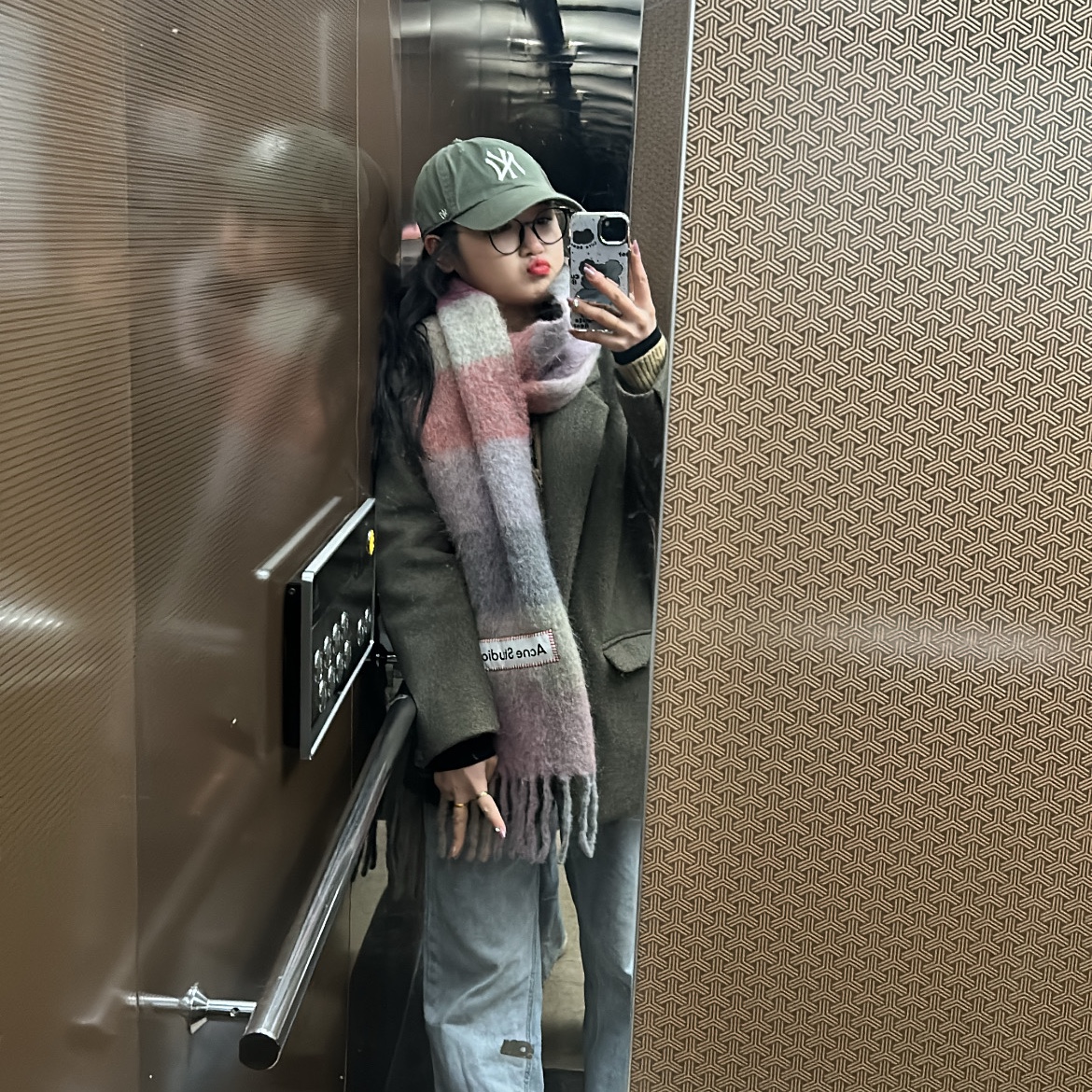 Acne Studios Mohair Check Muffler Fuchsia Lilac Pink 착용 스타일