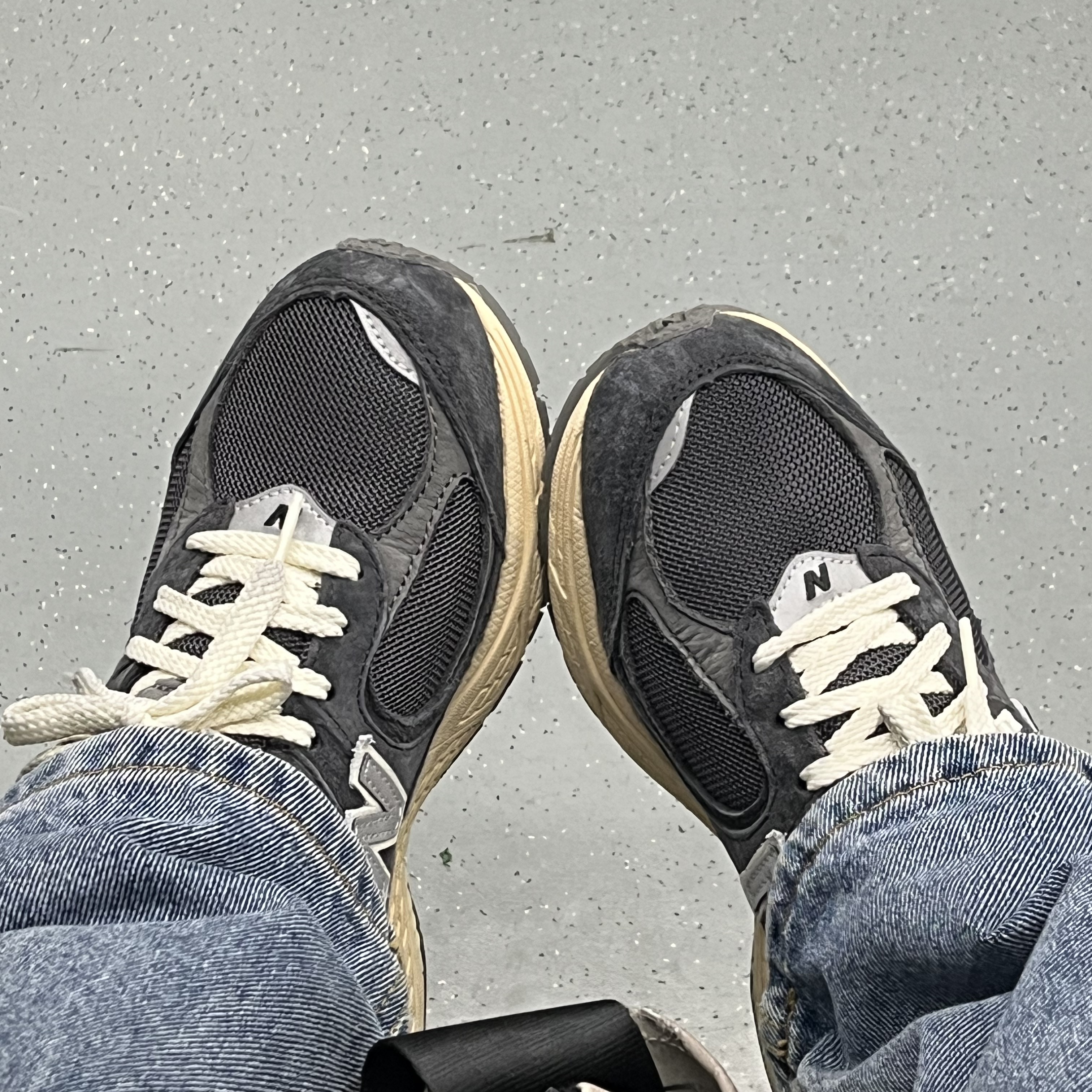 New Balance 2002R Special Vintage Black Grey 착용 스타일