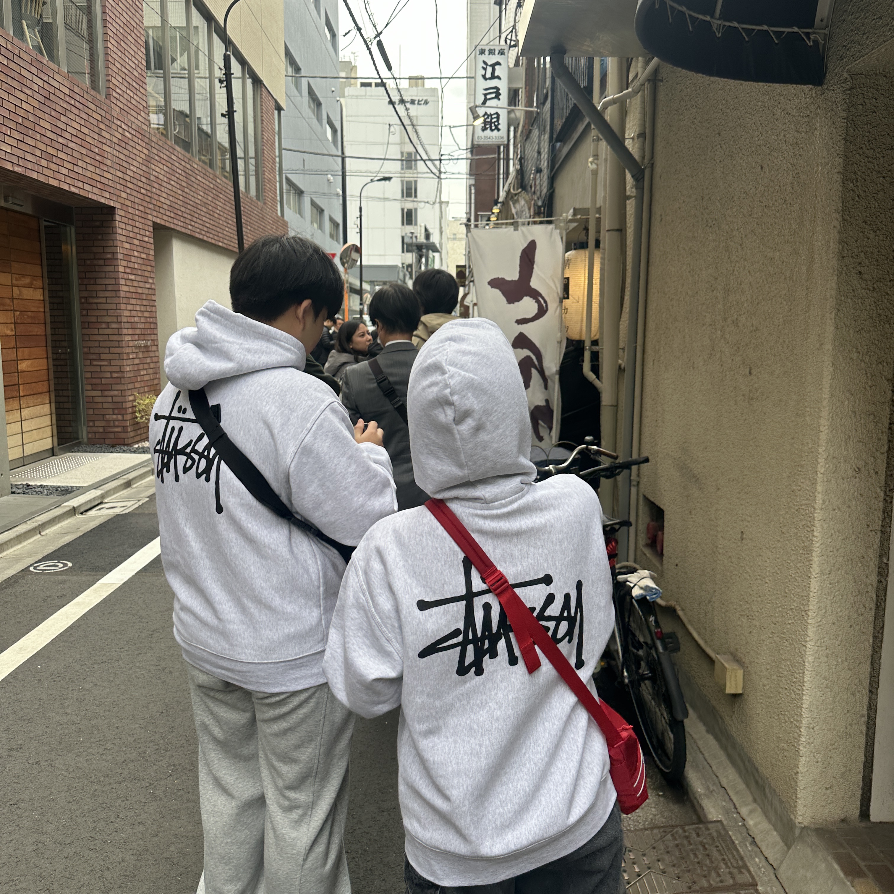 Stussy Basic Stussy Hoodie Ash Heather 2023, Supreme Shoulder Bag Red - 23FW 착용 스타일