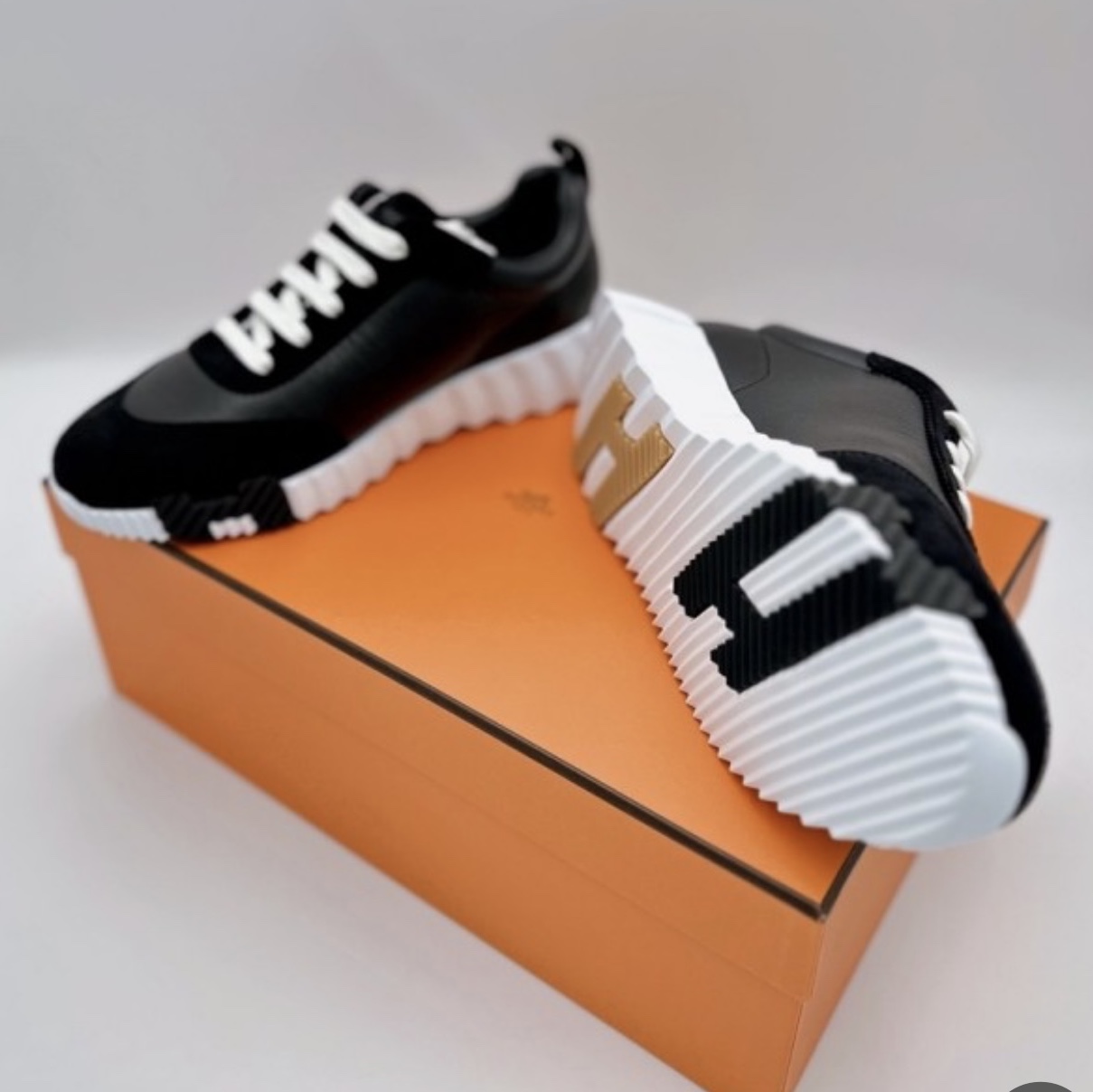(W) Hermes Bouncing Sneakers Sport Suede Goatskin & Noir 착용 스타일 - 3