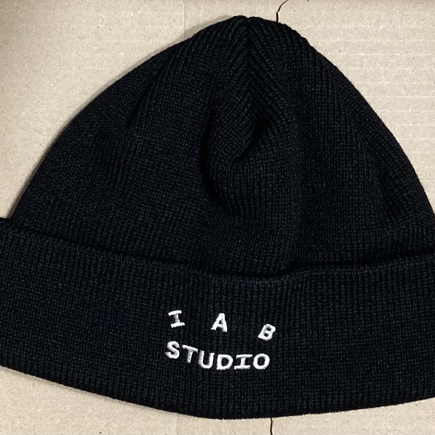 IAB Studio Beanie Black White 착용 스타일