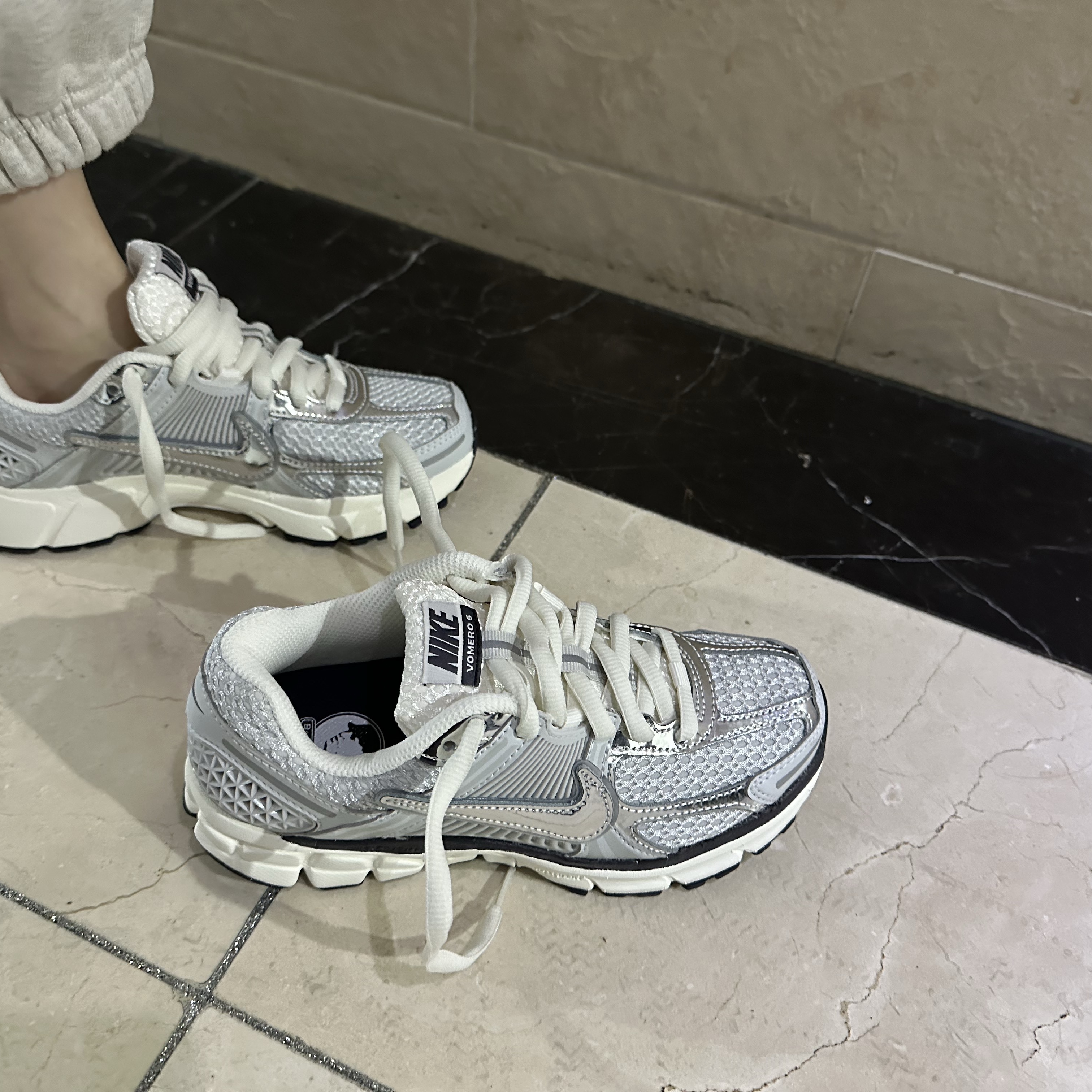 (W) Nike Zoom Vomero 5 Photon Dust and Metallic Silver 착용 스타일 - 2