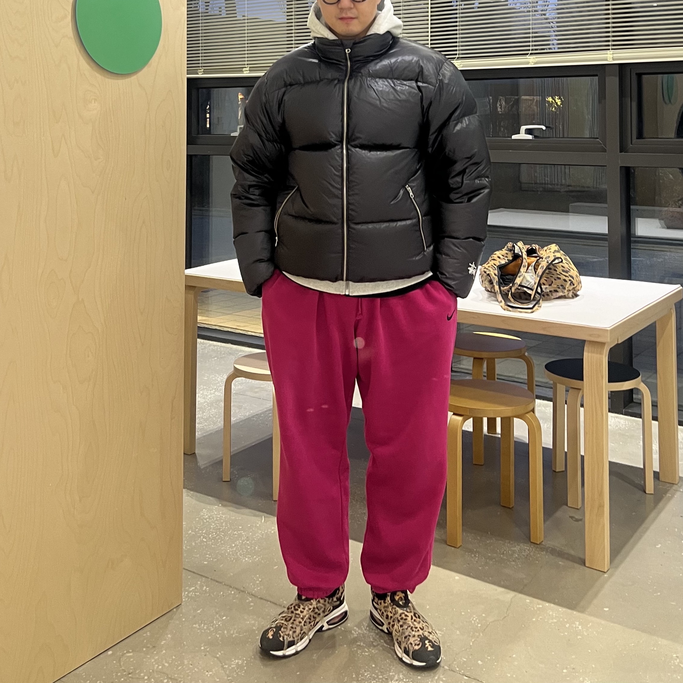Stussy Down Puffer Parachute Ripstop Charcoal, Nike Air Kukini SE Kumquat and Action Red 착용 스타일