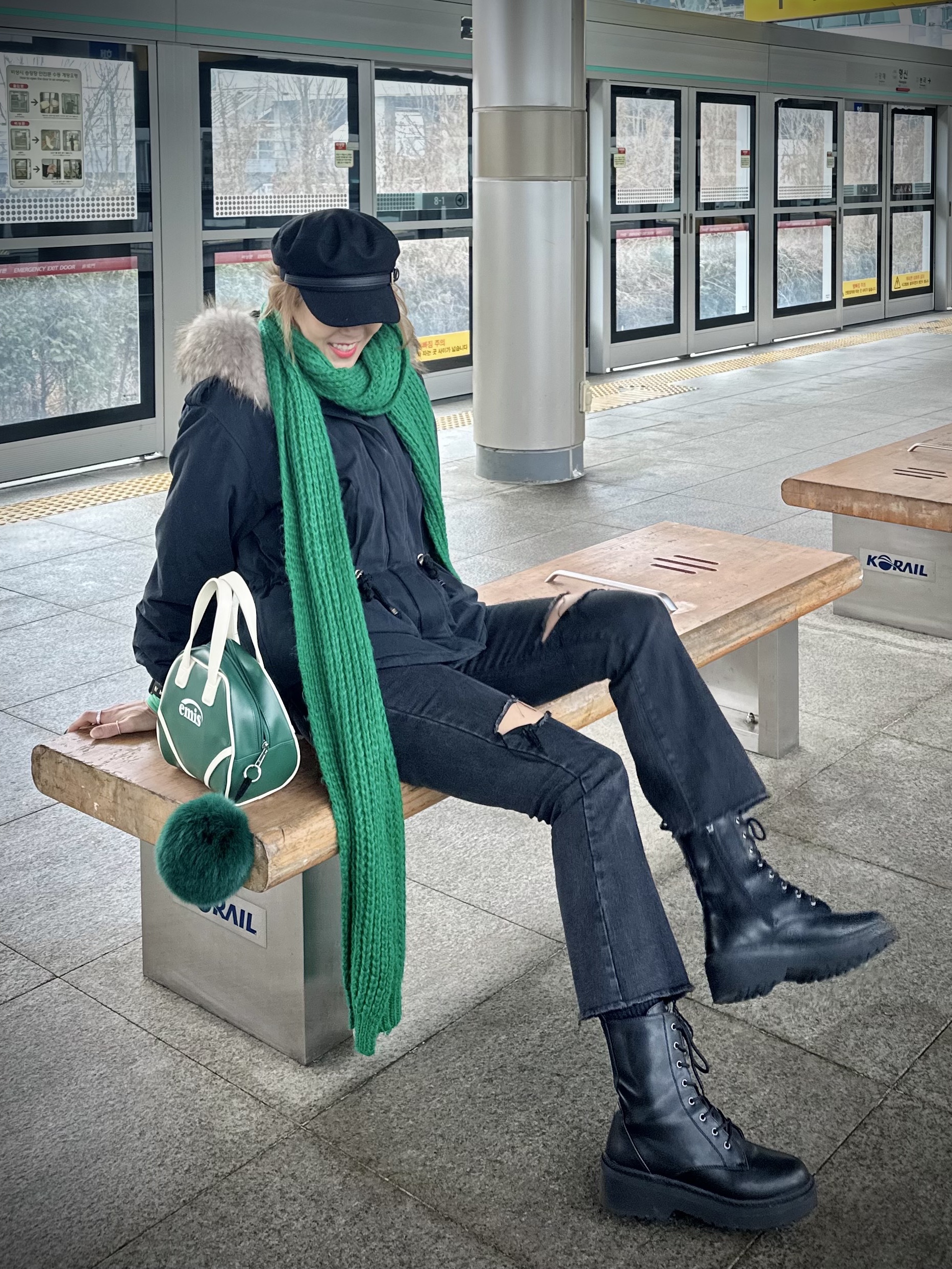 Apple AirPods Max Lightning Silver (Korean Ver.), Emis Vintage Tote Bag Deep Green 착용 스타일 - 3