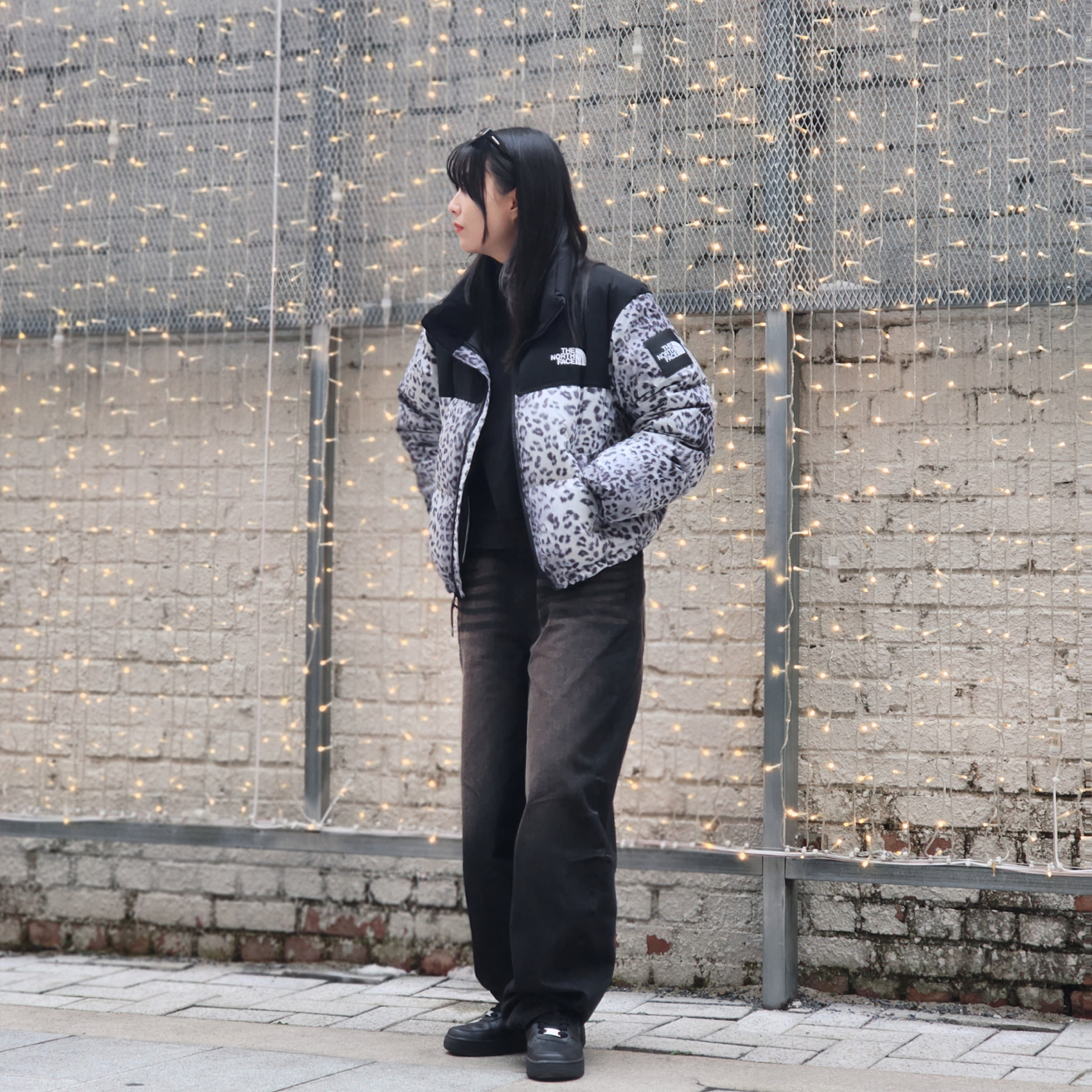 (W) Nike Air Force 1 '07 Low Triple Black, (W) The North Face White Label Novelty Nuptse Down Jacket P Silver 착용 스타일 - 1