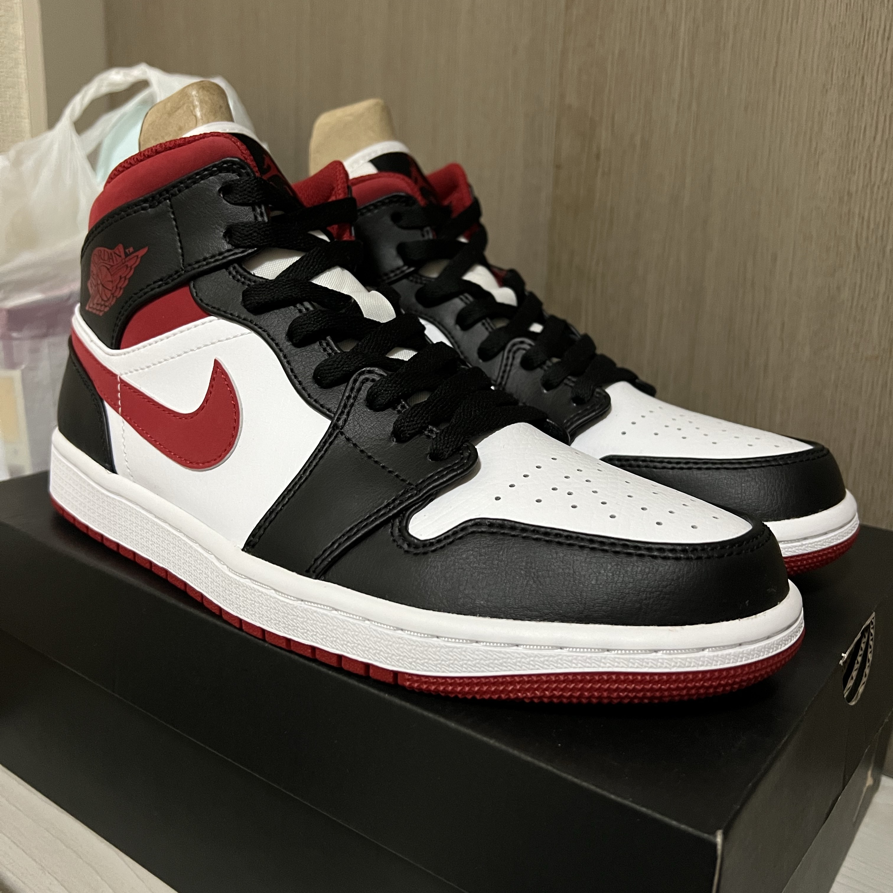 Jordan 1 Mid Gym Red Black White, Diesel Tapered Krooley Joggjeans 068BD Medium Blue 착용 스타일 - 2