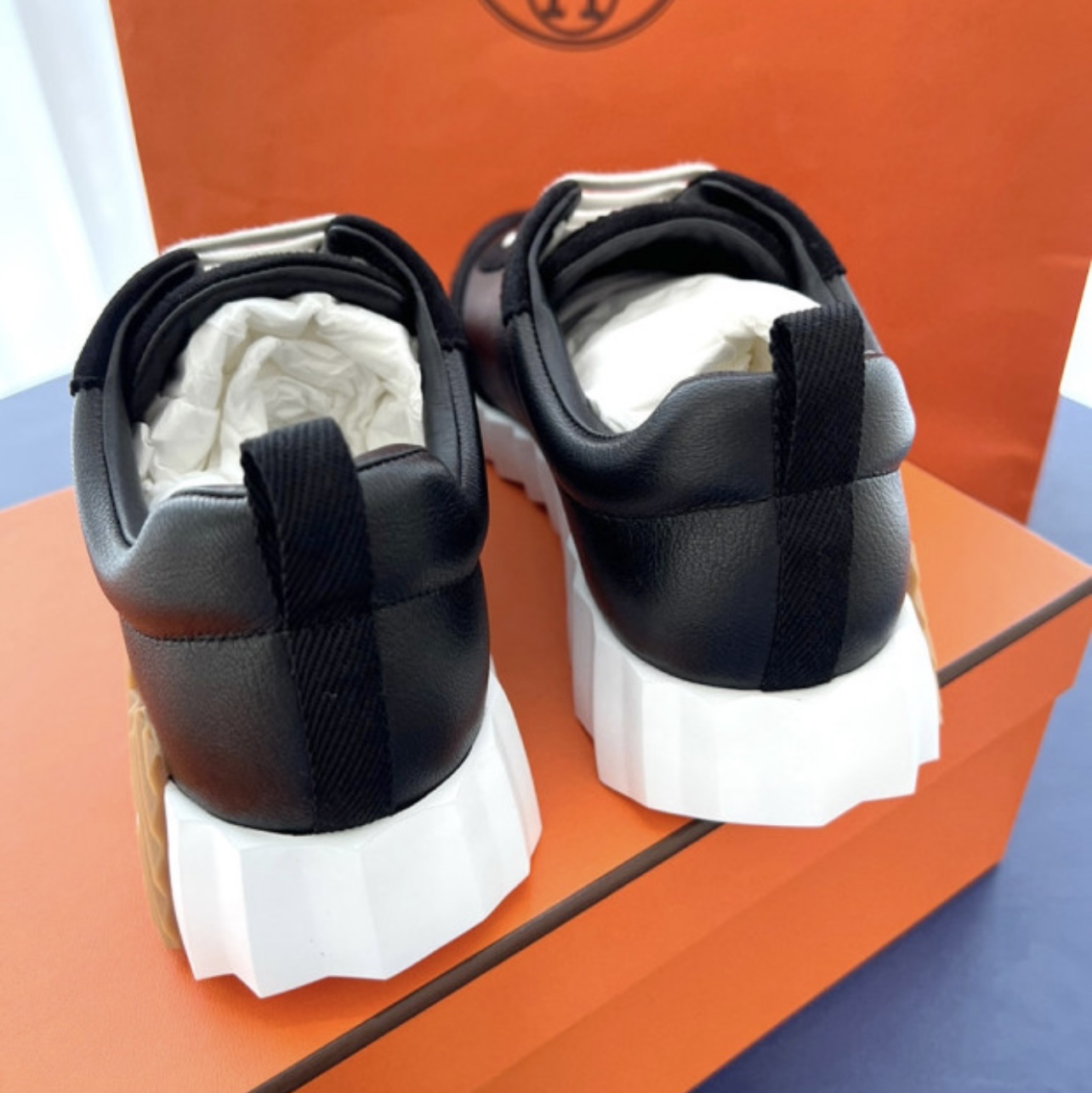 (W) Hermes Bouncing Sneakers Sport Suede Goatskin & Noir 착용 스타일 - 5