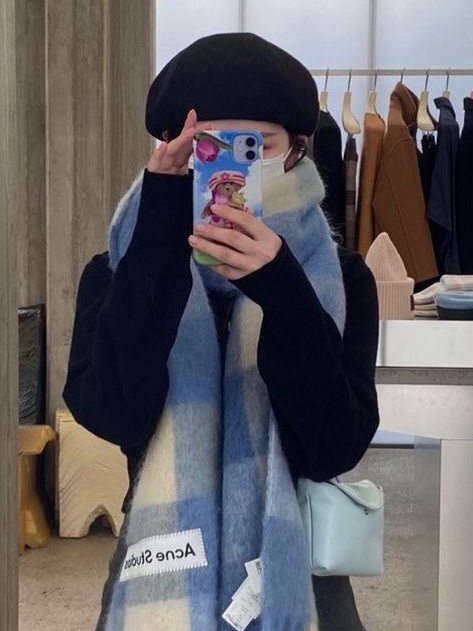 Acne Studios Mohair Check Muffler Light Blue White 착용 스타일
