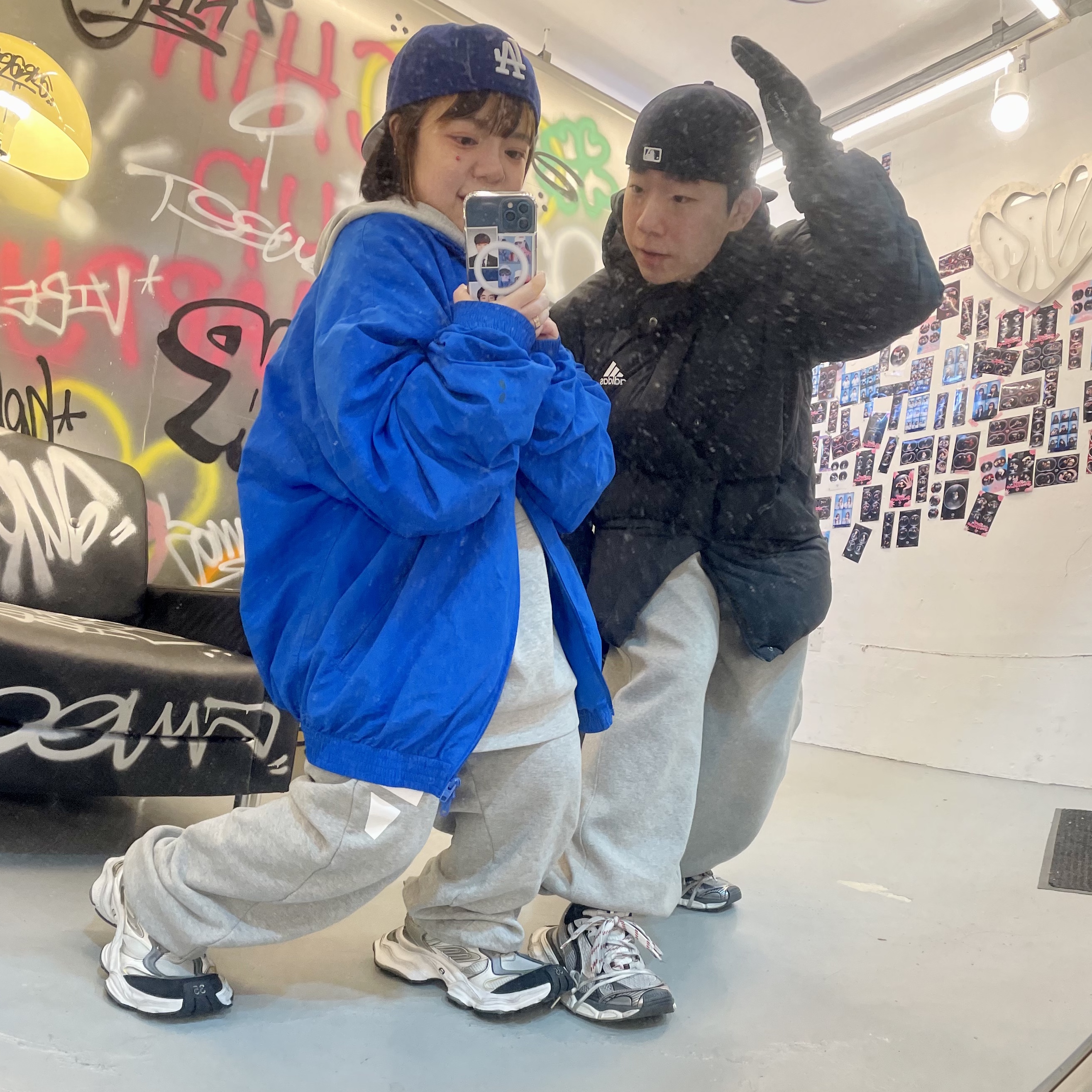 (W) Balenciaga Cargo Sneakers White Grey, Balenciaga Cargo Sneakers White Grey 착용 스타일