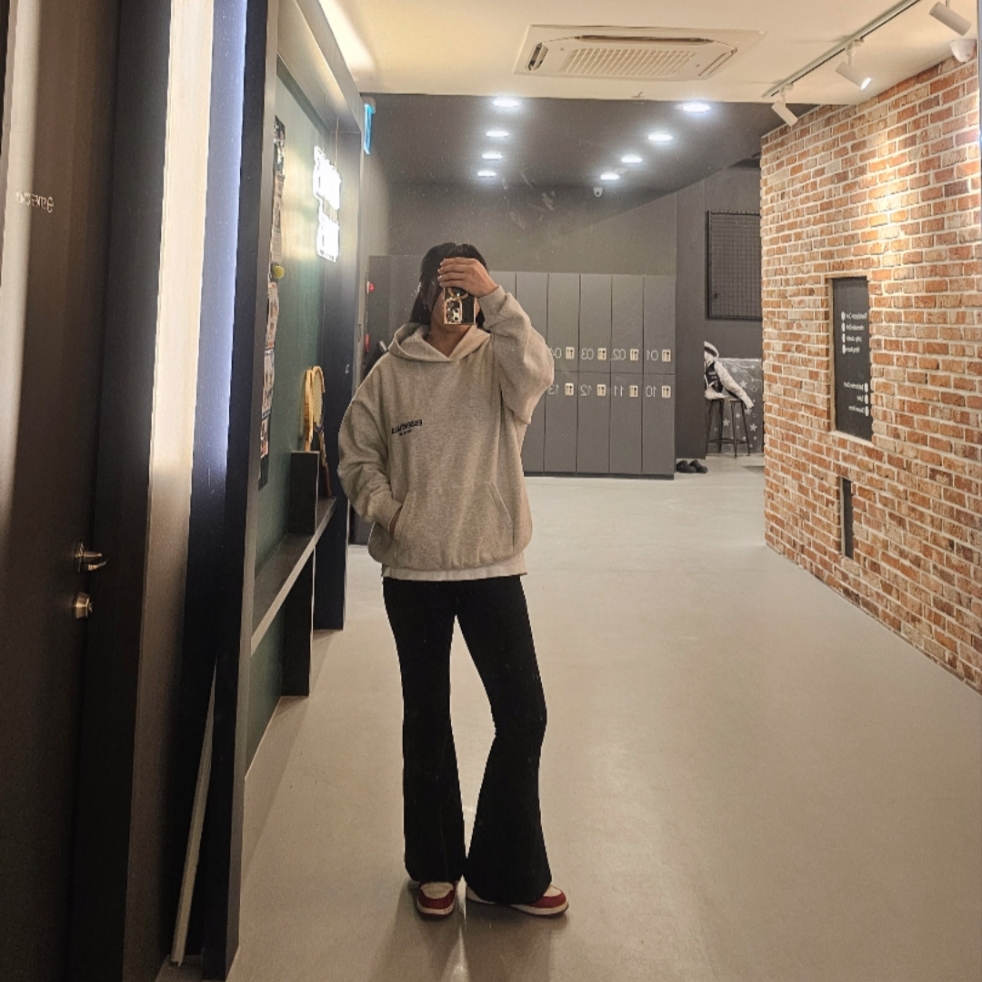 Essentials The Core Collection Hoodie Light Oatmeal, (GS) Jordan 1 Retro High OG Chicago 2022 착용 스타일