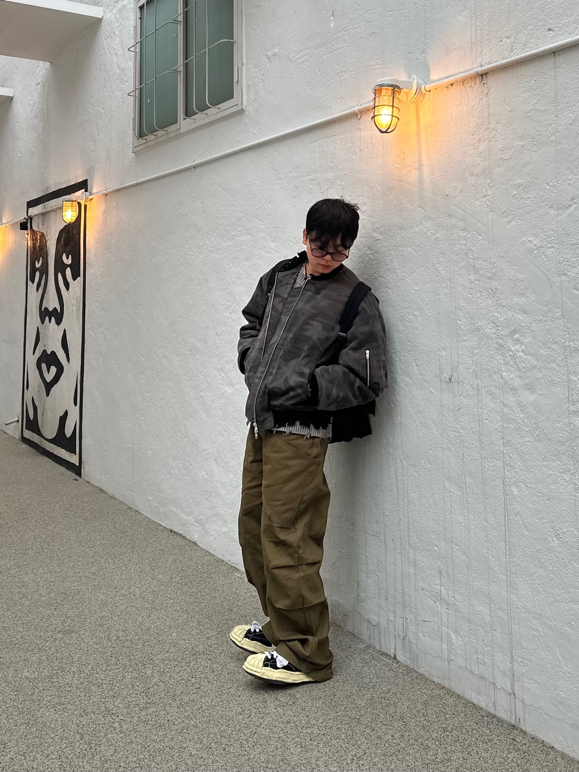 아워레가시 라돈 레더 키체인 블랙, 메종 미하라 야스히로 블레이키 VL OG 솔 캔버스 로우탑 스니커즈 블랙 착용 스타일 - 5