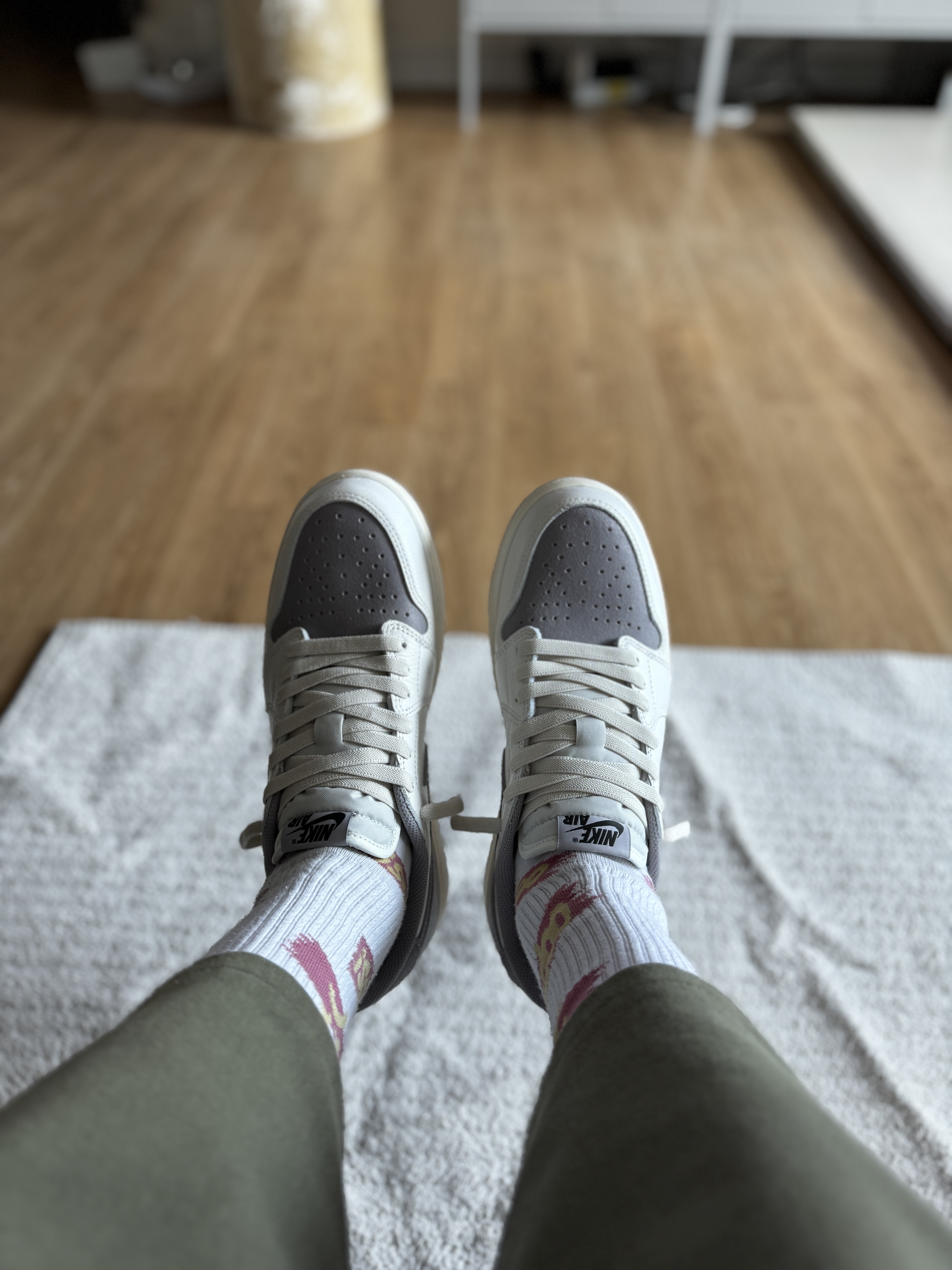 Jordan 1 Retro Low OG Atmosphere Grey 착용 스타일 - 2