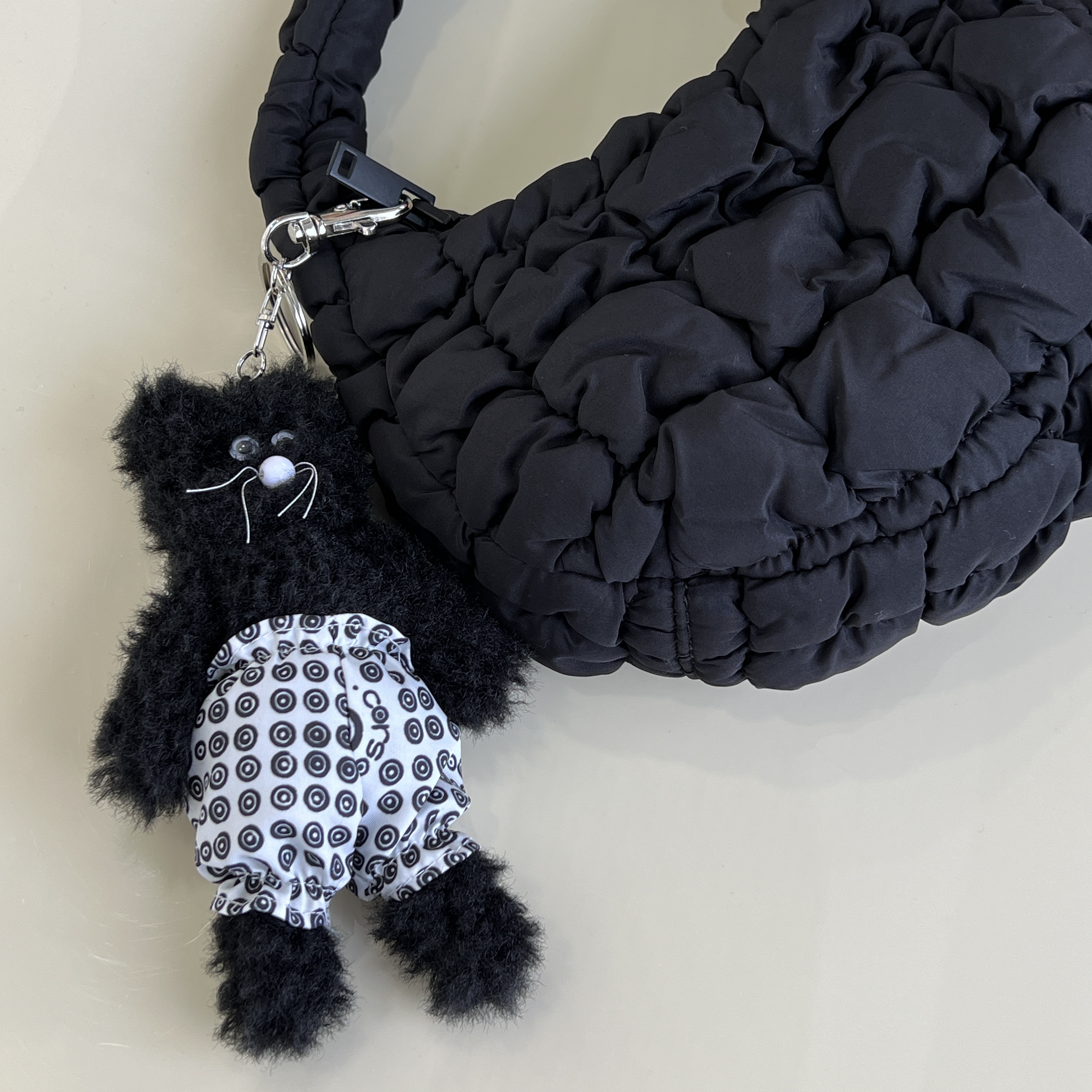 COS Quilted Micro Bag Black, Monamhee x 10 Corso Como Bianco Keyring Black 착용 스타일