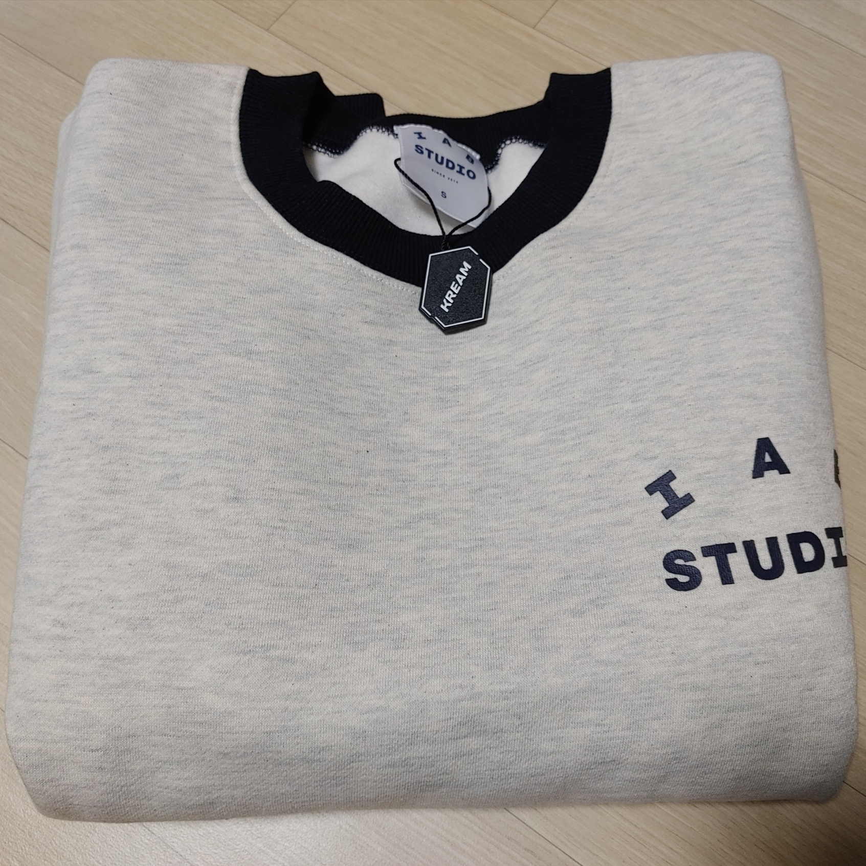 IAB Studio Sweatshirt Oatmeal Navy 착용 스타일
