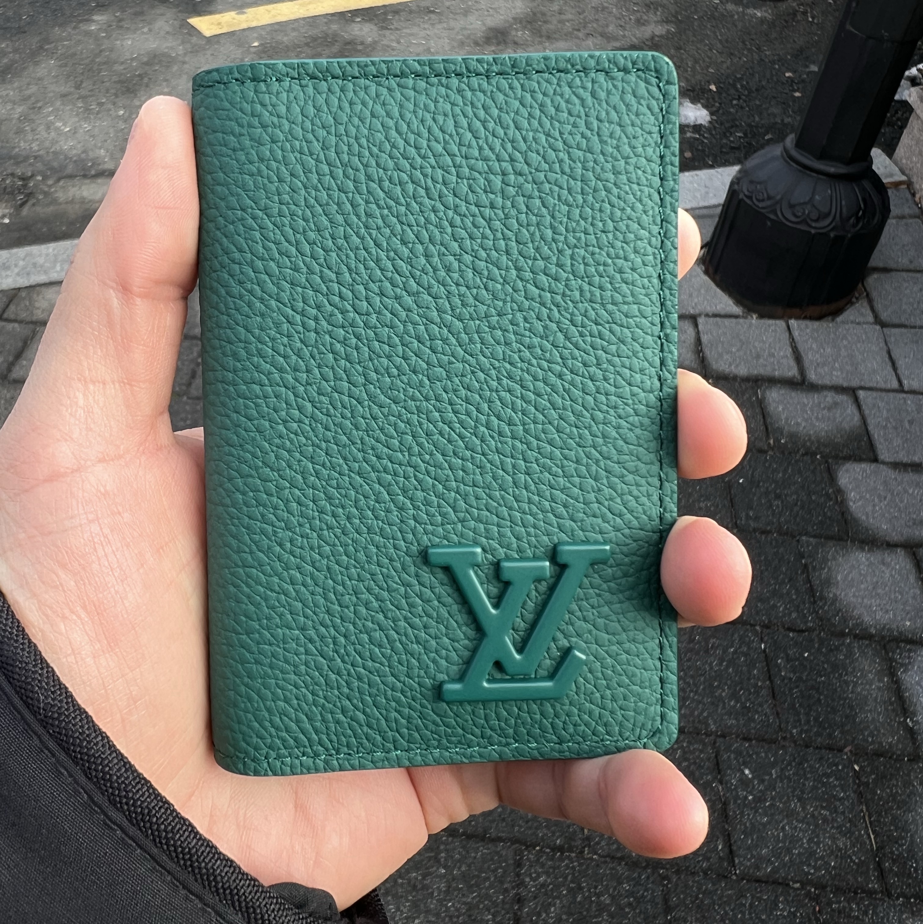 Louis Vuitton Pocket Organizer Evergreen 착용 스타일