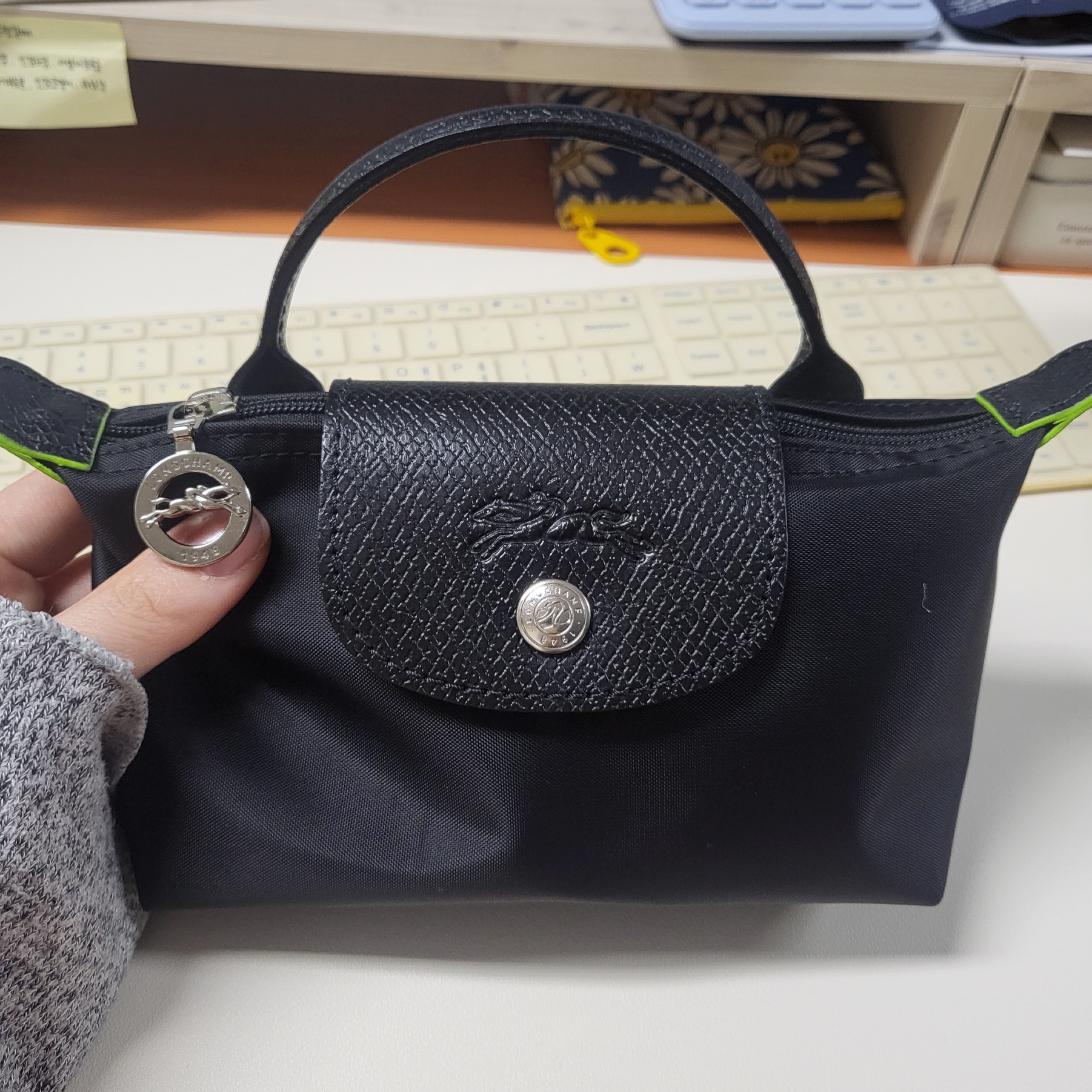 Longchamp Le Pliage Green Handle Pouch Black 착용 스타일