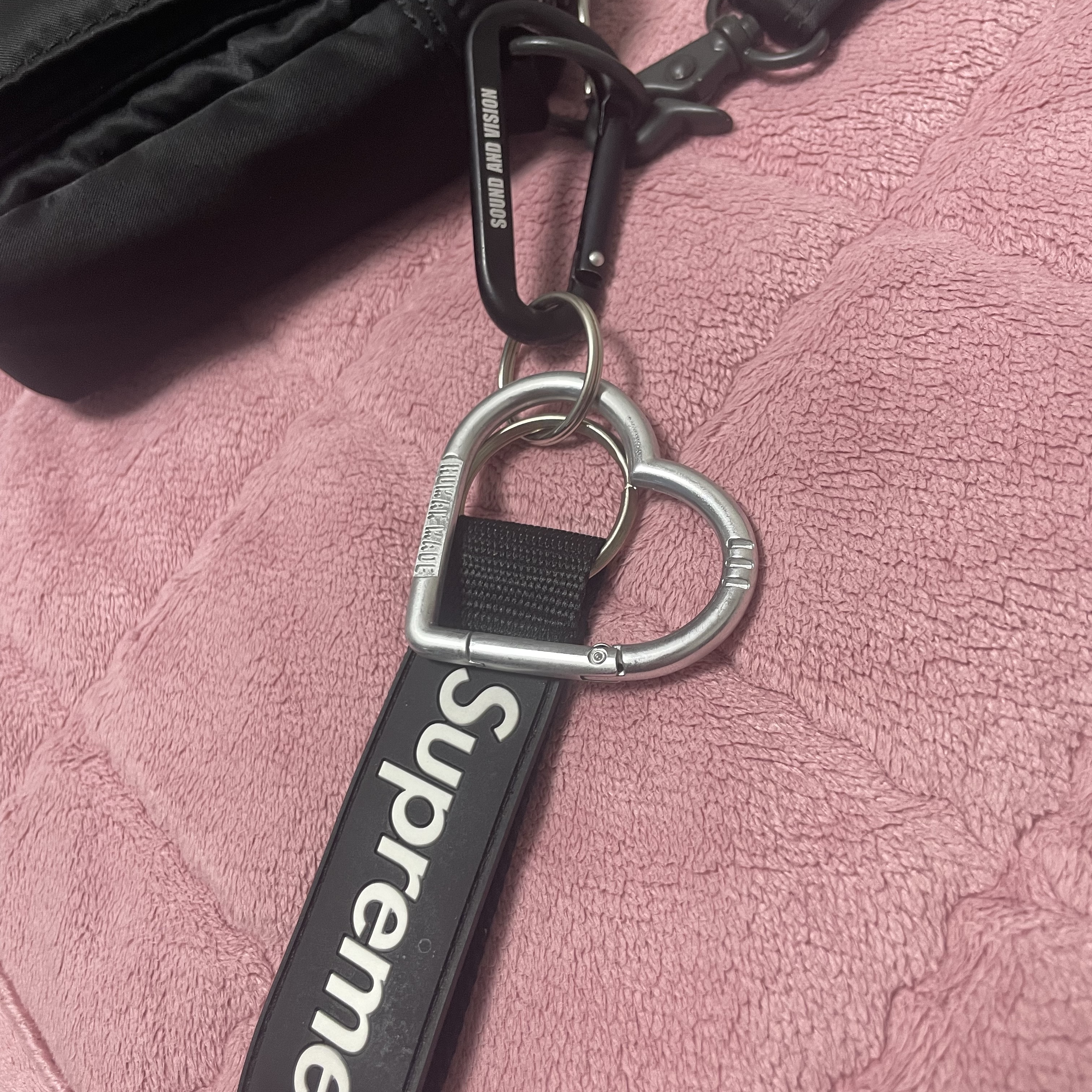 Human Made Heart Carabiner Silver, Supreme Webbing Keychain Black - 23SS 착용 스타일