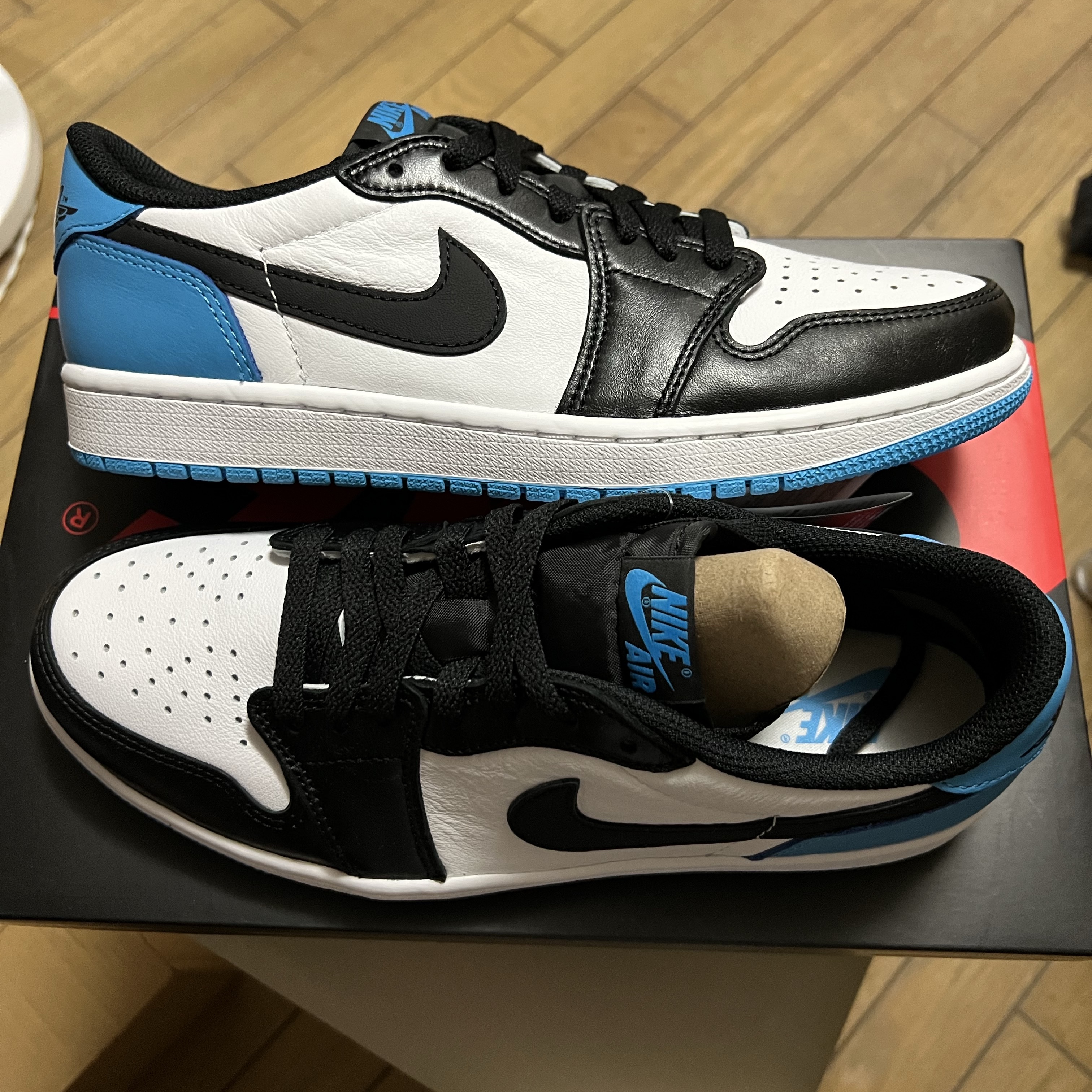 Jordan 1 Retro Low OG Black and Dark Powder Blue 착용 스타일 - 4