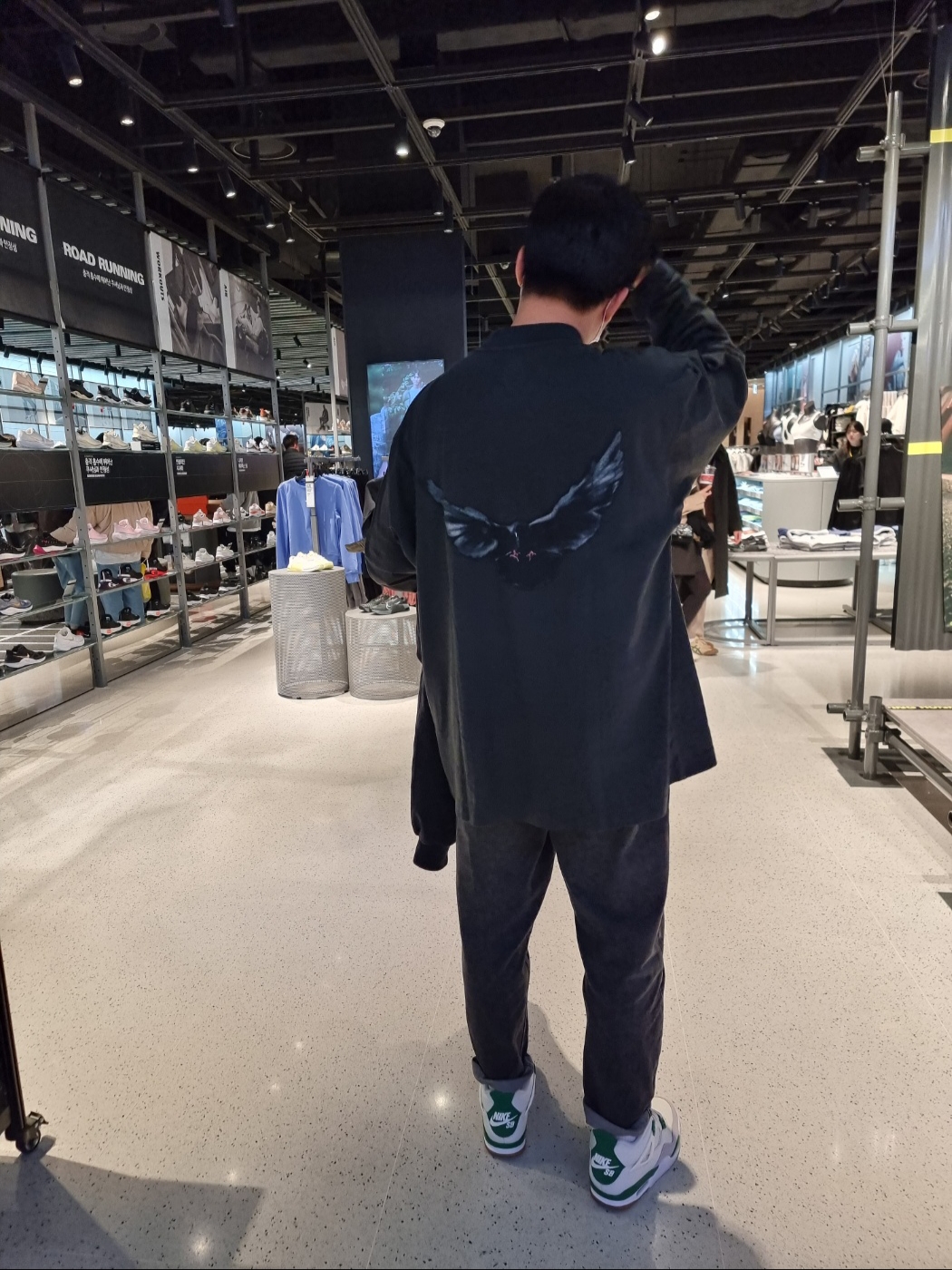 Yeezy Gap Engineered By Balenciaga Dove Long Sleeve T-Shirt Black, Jordan 4 x Nike SB Retro SP Pine Green 착용 스타일