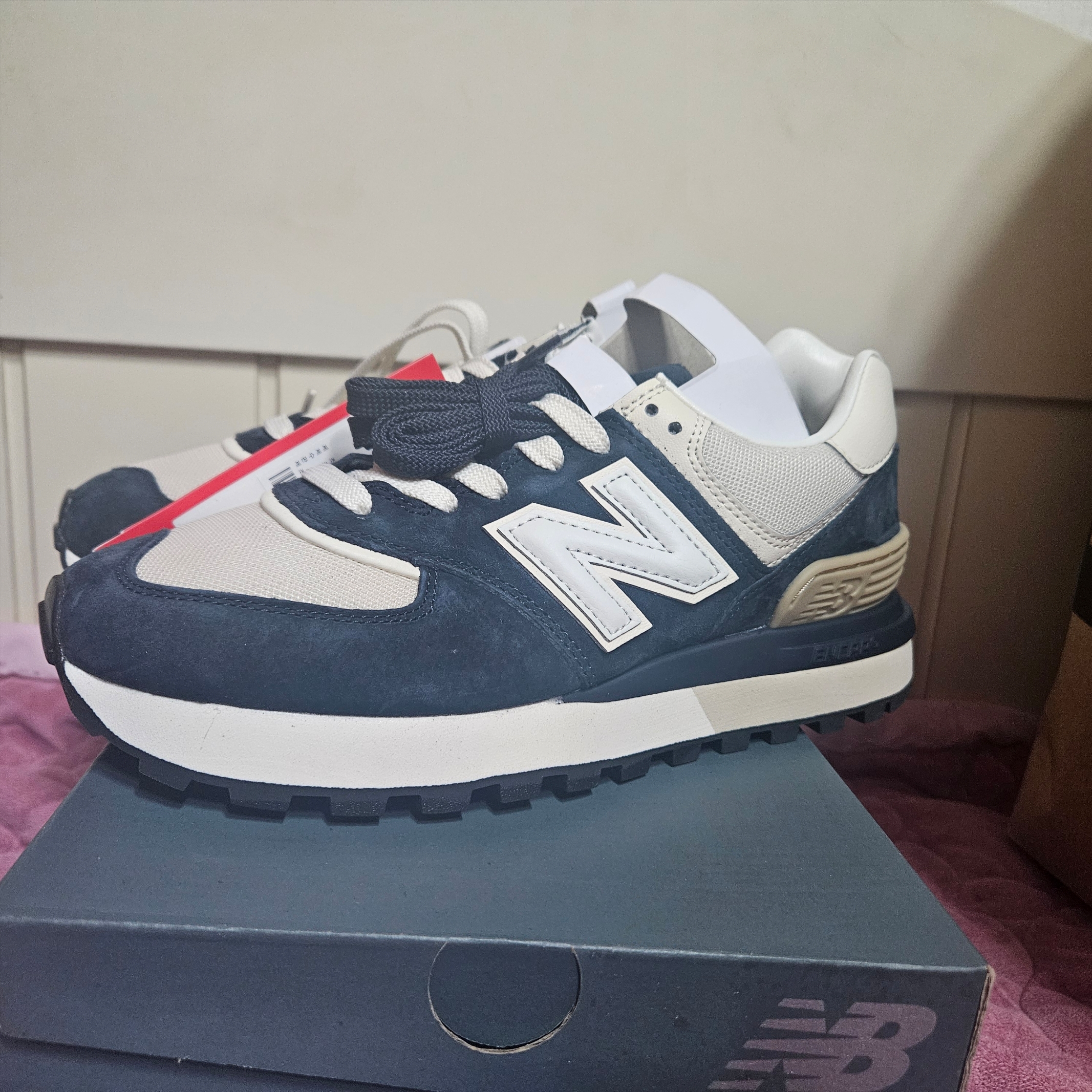 New Balance 574 Legacy Navy Blue 착용 스타일