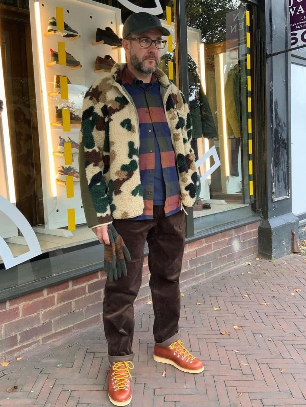 The Museum Visitor Corduroy Suede Carpenter Pants Brown, Supreme Corduroy Skate Pants Brown - 23FW 착용 스타일 - 4
