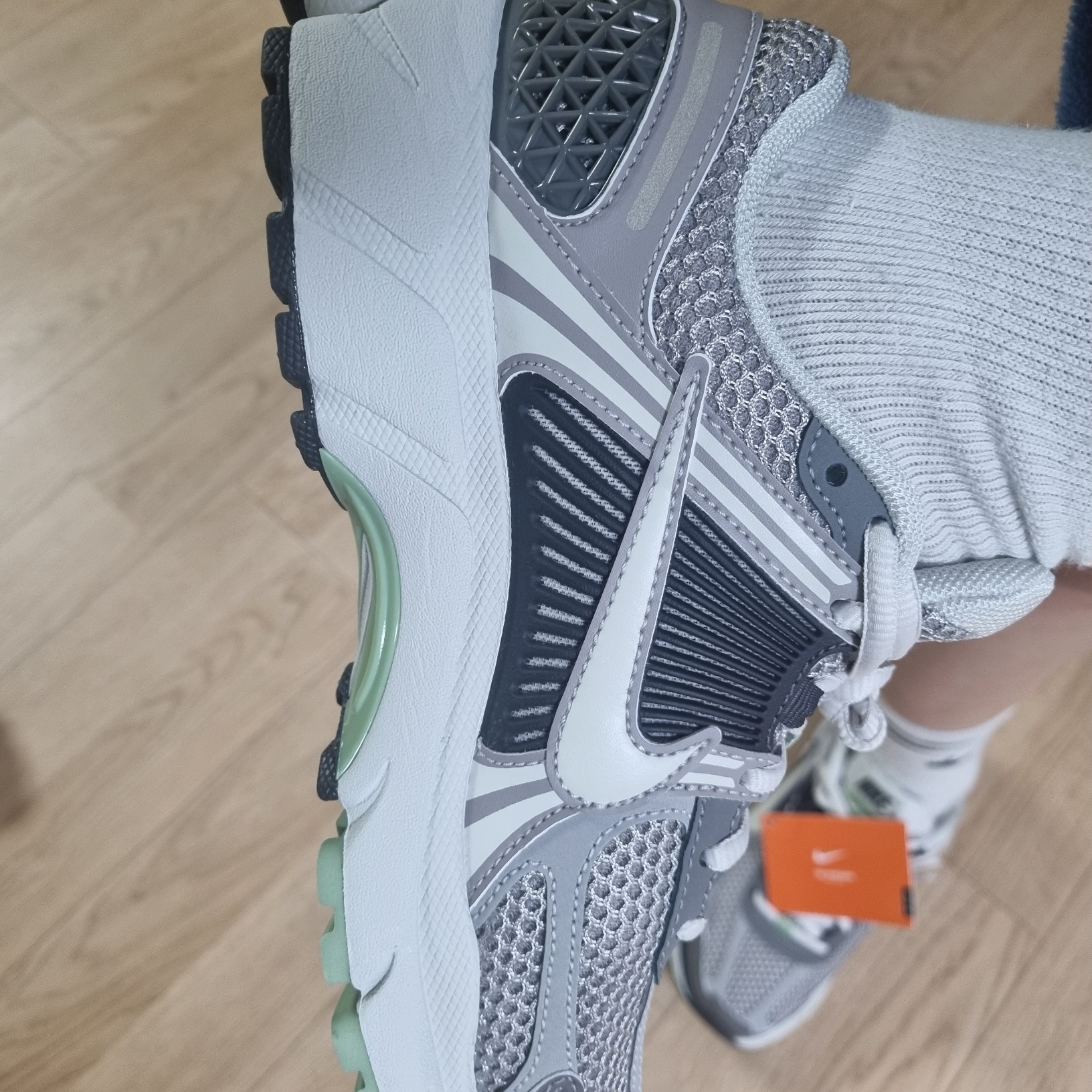 (W) Nike Zoom Vomero 5 Cobblestone and Flat Pewter 착용 스타일